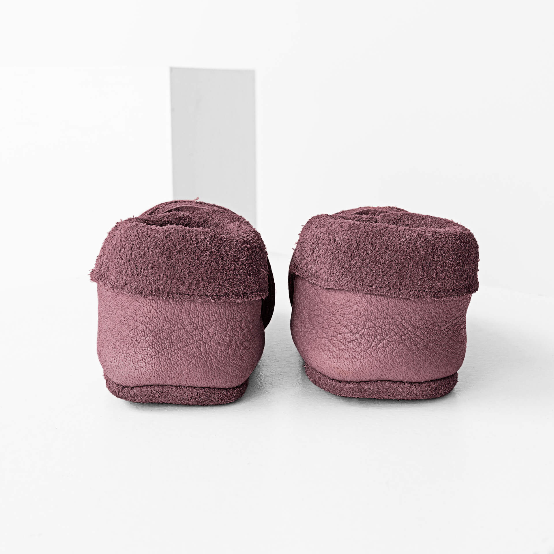 Rückansicht der Lauflernschuhe MOQ aus nachhaltigem Naturleder in Flieder