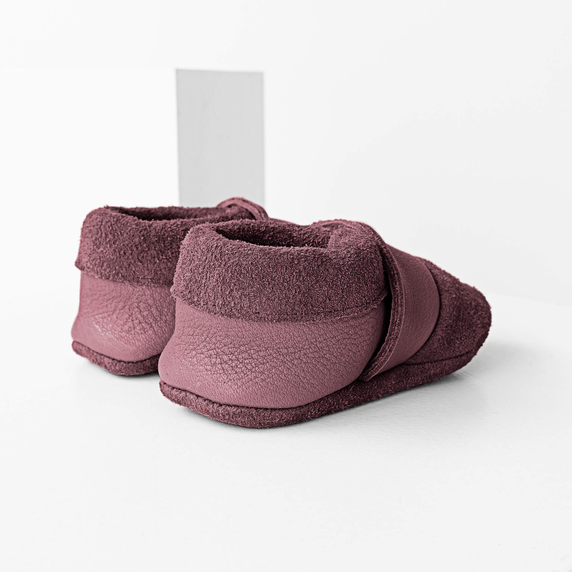 Seitliche Rückansicht der Lauflernschuhe MOQ aus nachhaltigem Naturleder in Flieder