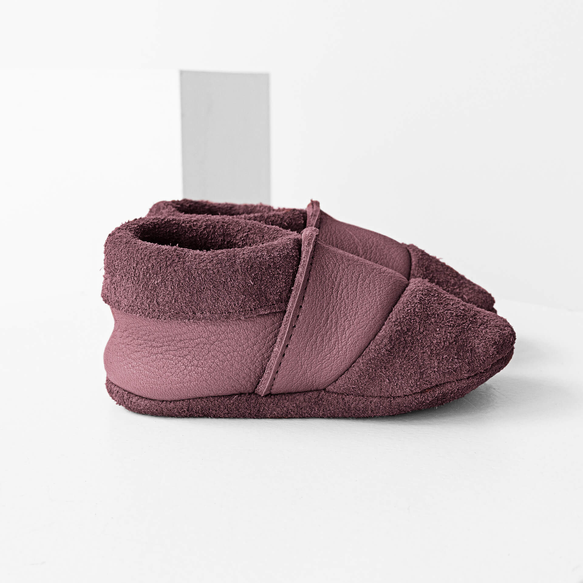 Seitenansicht der Lauflernschuhe MOQ aus nachhaltigem Naturleder in Flieder