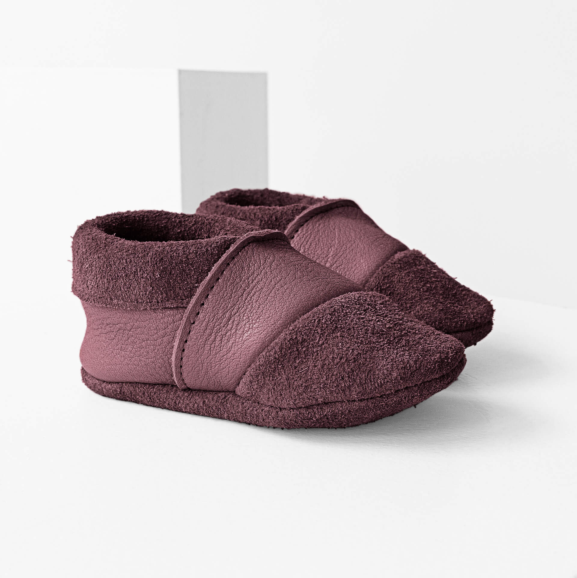 Seitliche Vorderansicht der Lauflernschuhe MOQ aus nachhaltigem Naturleder in Flieder