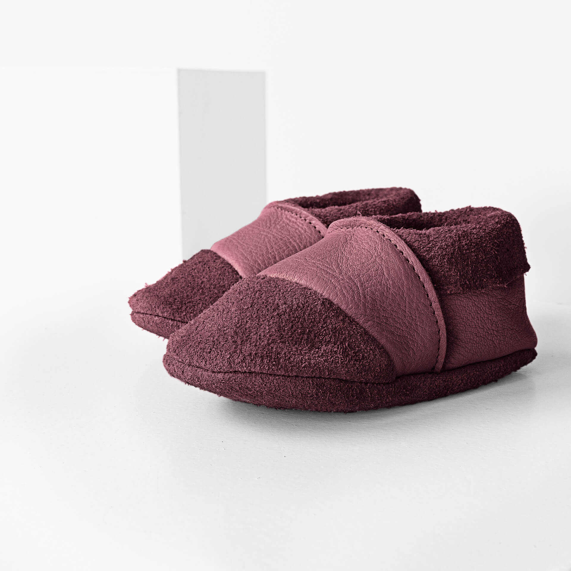 Seitliche Vorderansicht der Lauflernschuhe MOQ aus nachhaltigem Naturleder in Flieder