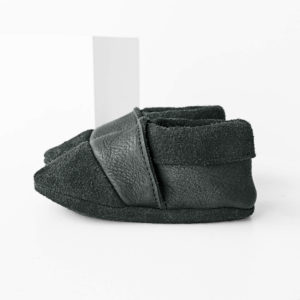 Seitenansicht der Lauflernschuhe MOQ aus nachhaltigem Naturleder in Grau