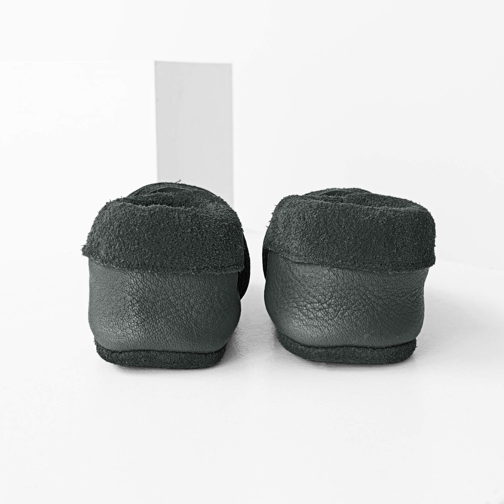 Rückansicht der Lauflernschuhe MOQ aus nachhaltigem Naturleder in Grau