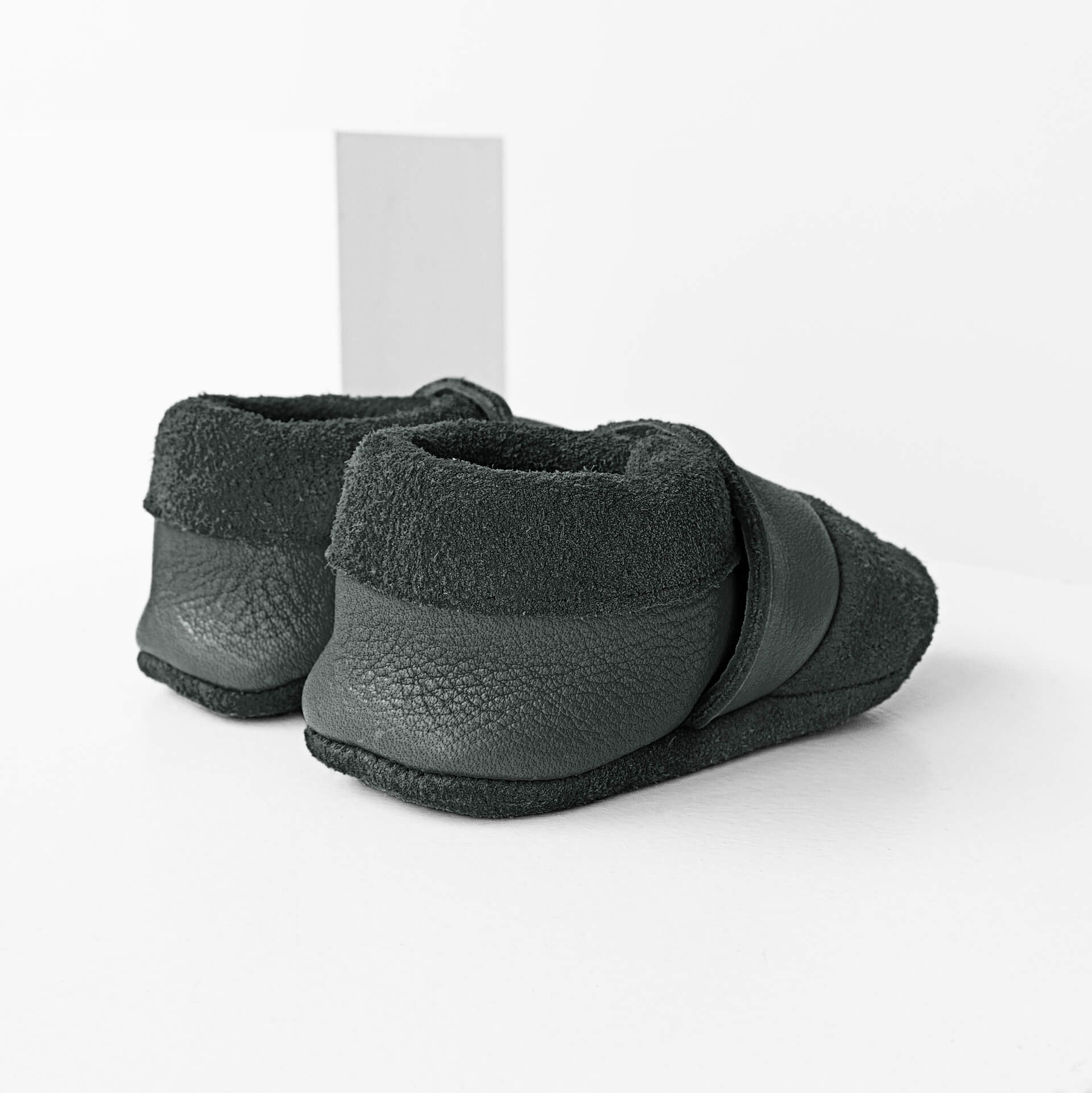 Seitliche Rückansicht der Lauflernschuhe MOQ aus nachhaltigem Naturleder in Grau