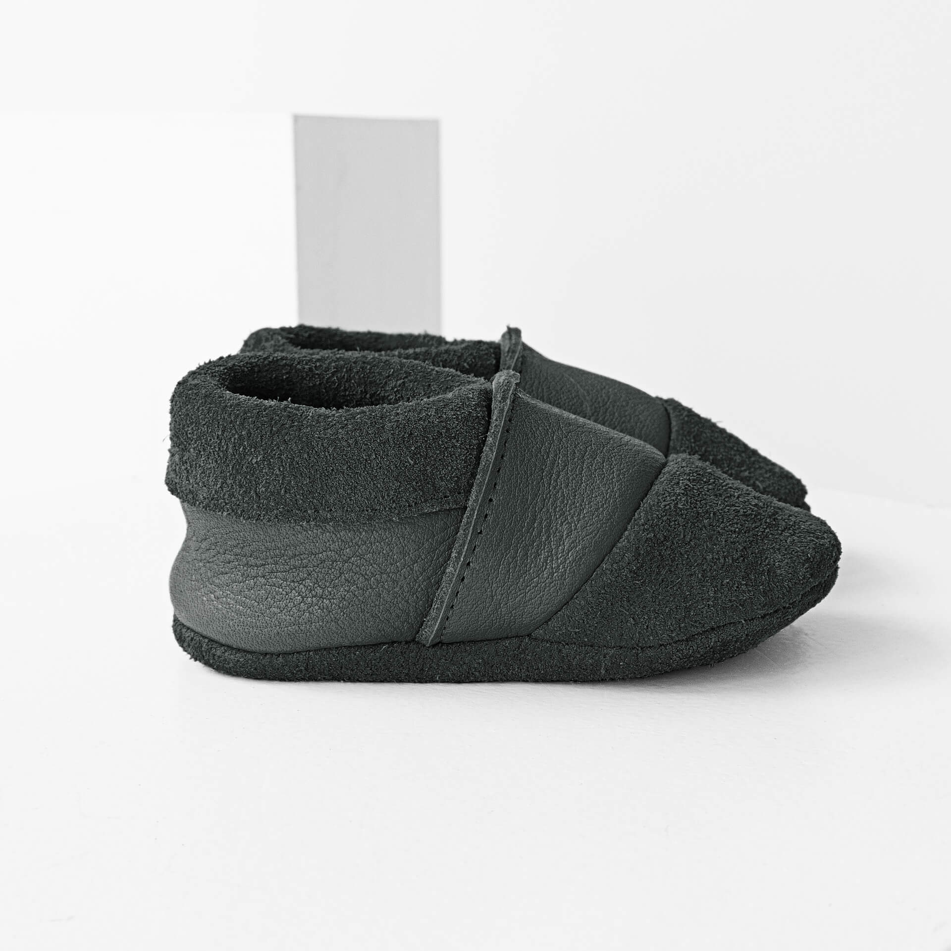 Seitenansicht der Lauflernschuhe MOQ aus nachhaltigem Naturleder in Grau