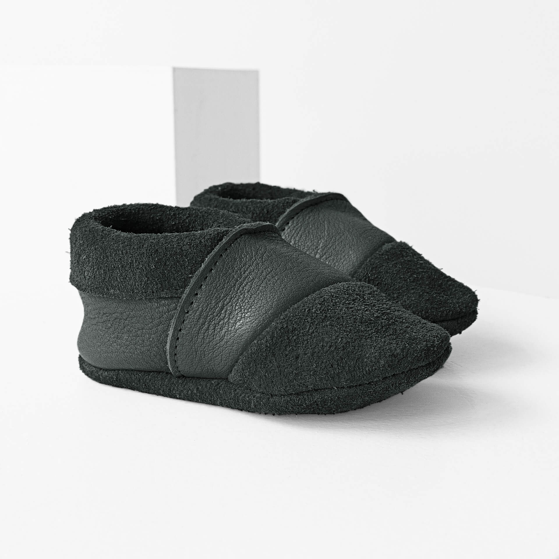 Seitliche Vorderansicht der Lauflernschuhe MOQ aus nachhaltigem Naturleder in Grau