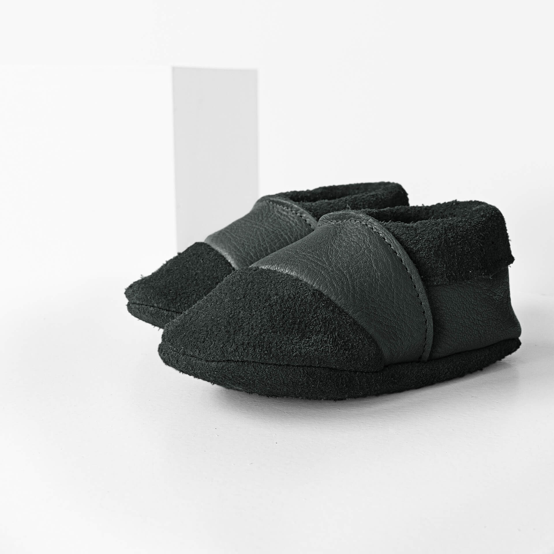 Seitliche Vorderansicht der Lauflernschuhe MOQ aus nachhaltigem Naturleder in Grau