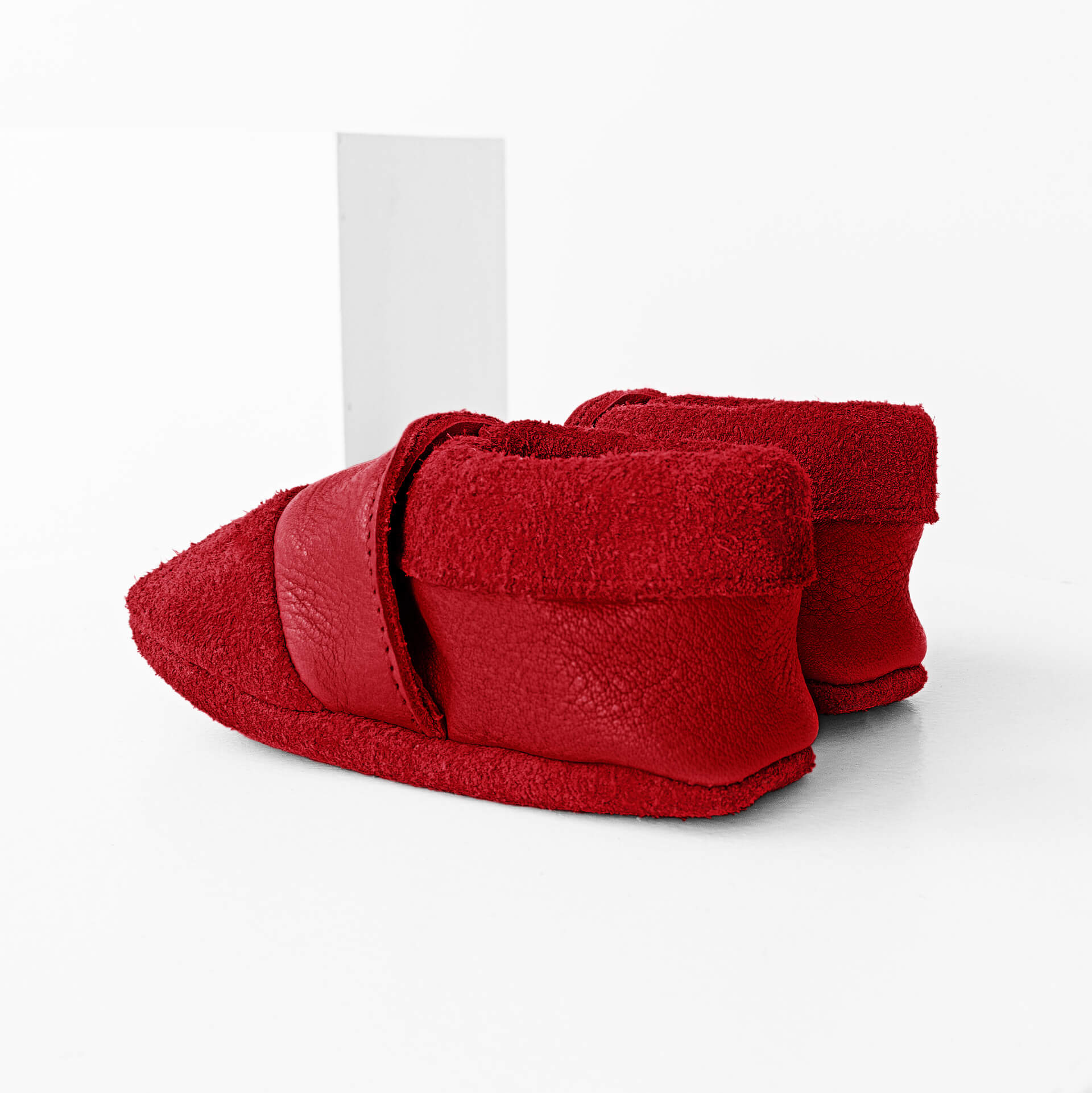 Seitliche Rückansicht der Lauflernschuhe MOQ aus nachhaltigem Naturleder in Rot