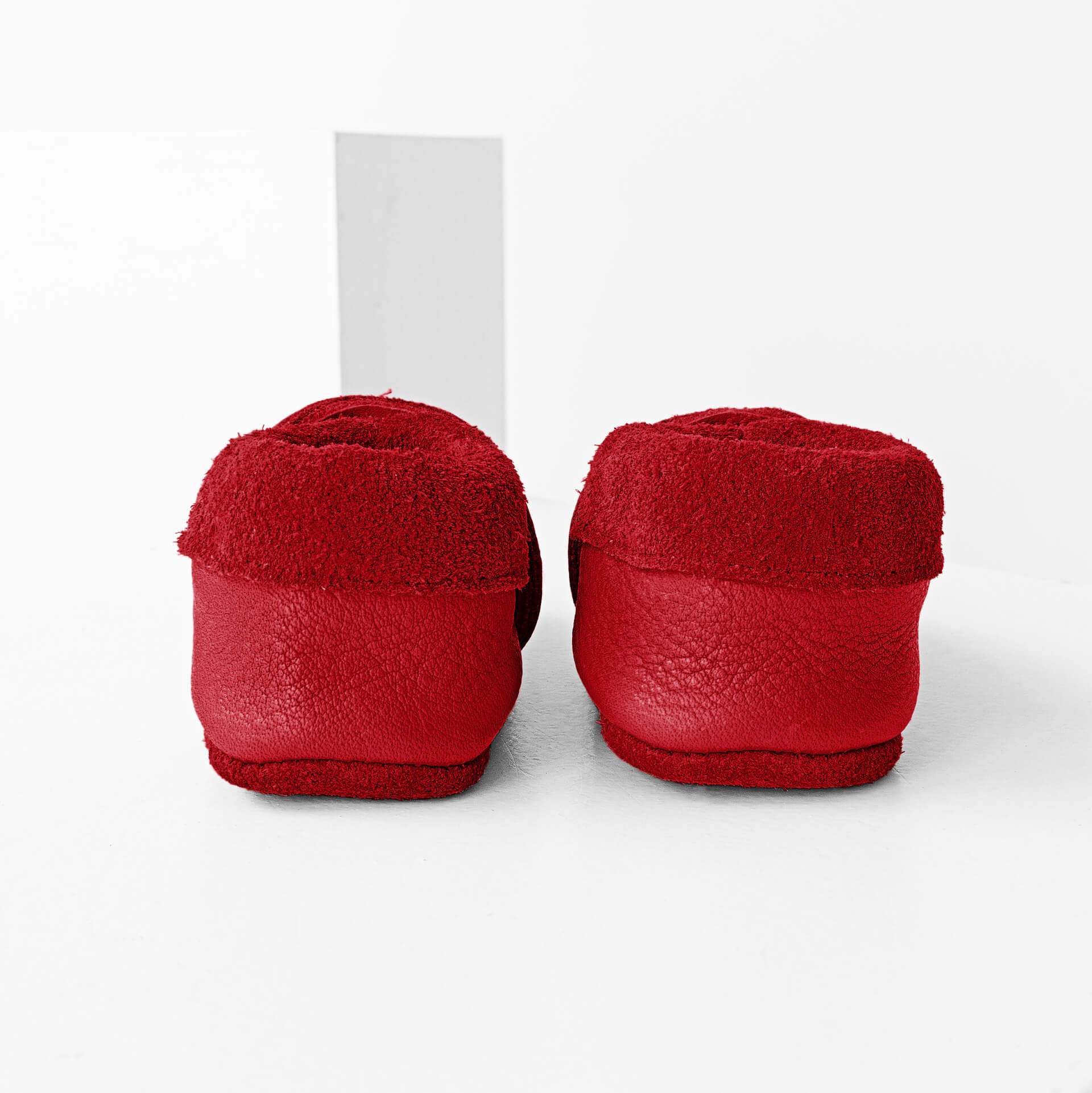 Rückansicht der Lauflernschuhe MOQ aus nachhaltigem Naturleder in Rot