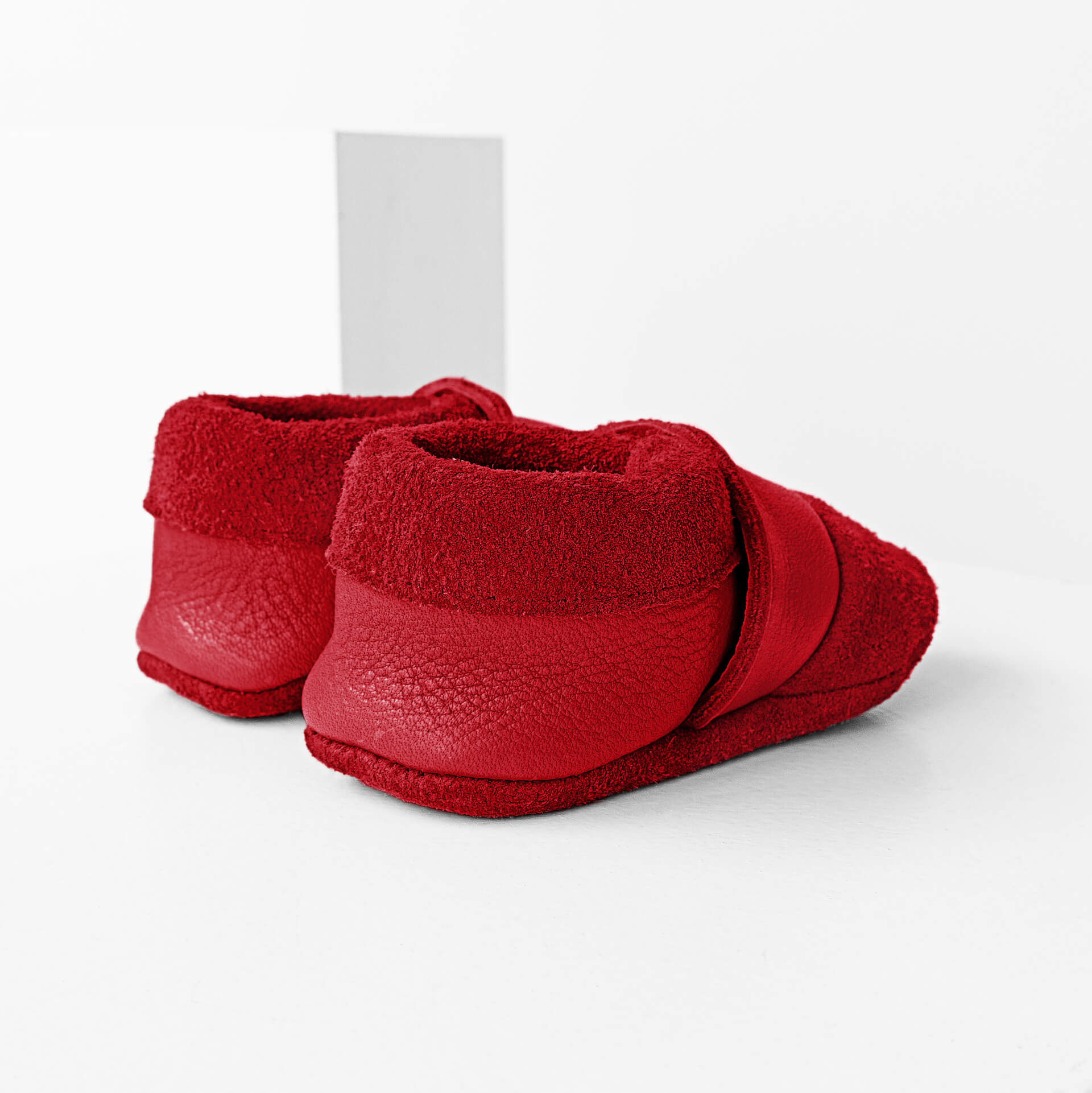 Seitliche Rückansicht der Lauflernschuhe MOQ aus nachhaltigem Naturleder in Rot