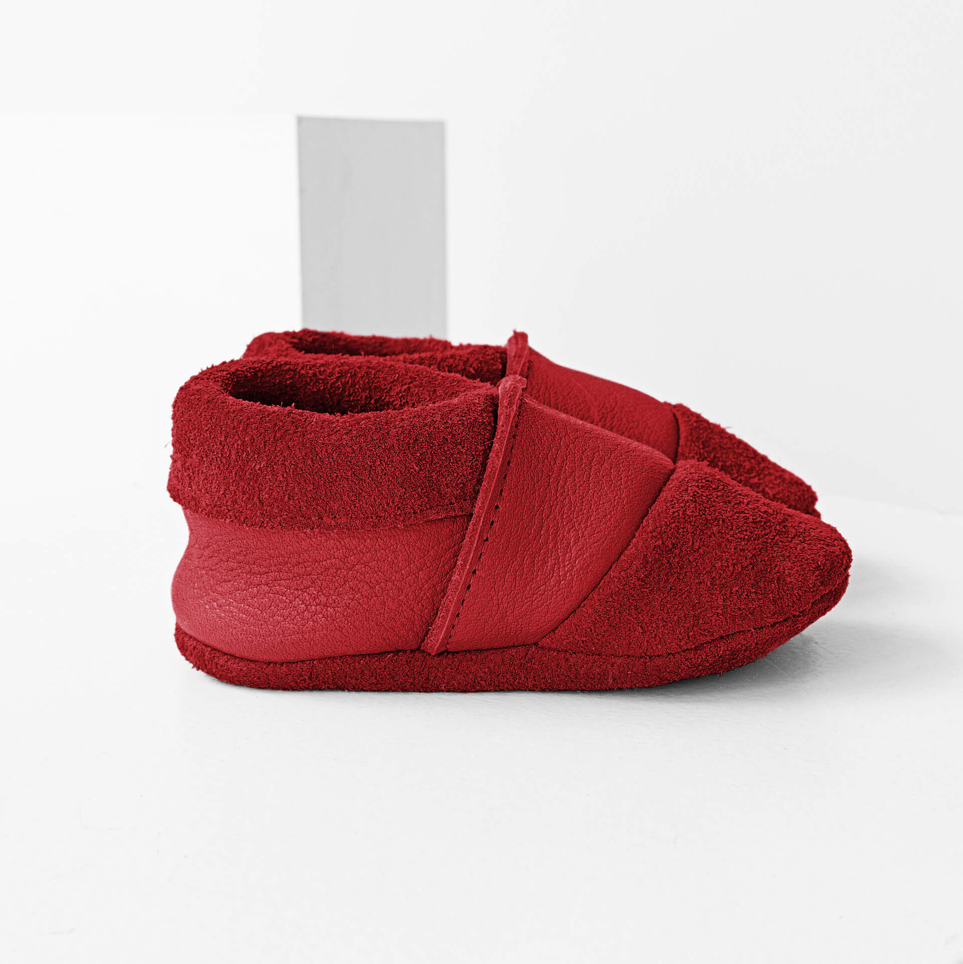 Seitenansicht der Lauflernschuhe MOQ aus nachhaltigem Naturleder in Rot