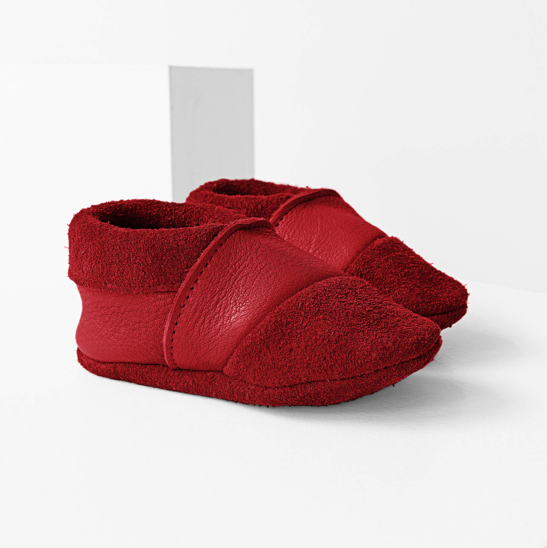 Seitliche Vorderansicht der Lauflernschuhe MOQ aus nachhaltigem Naturleder in Rot