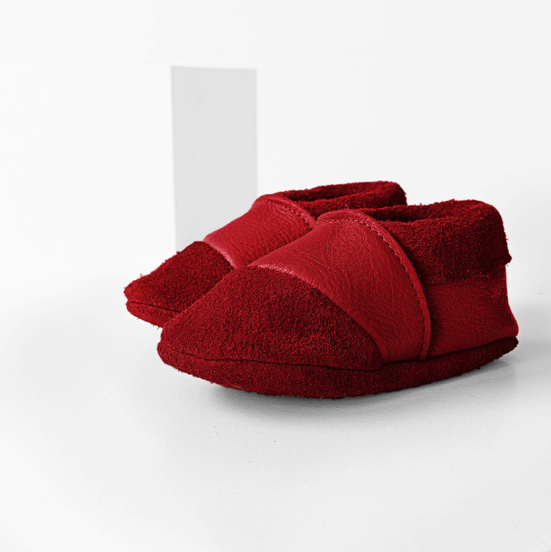 Seitliche Vorderansicht der Lauflernschuhe MOQ aus nachhaltigem Naturleder in Rot