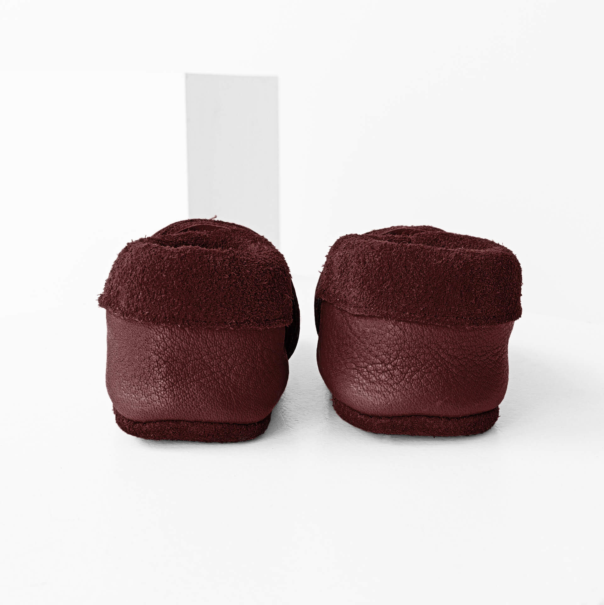 Rückansicht der Lauflernschuhe MOQ aus nachhaltigem Naturleder in Weinrot