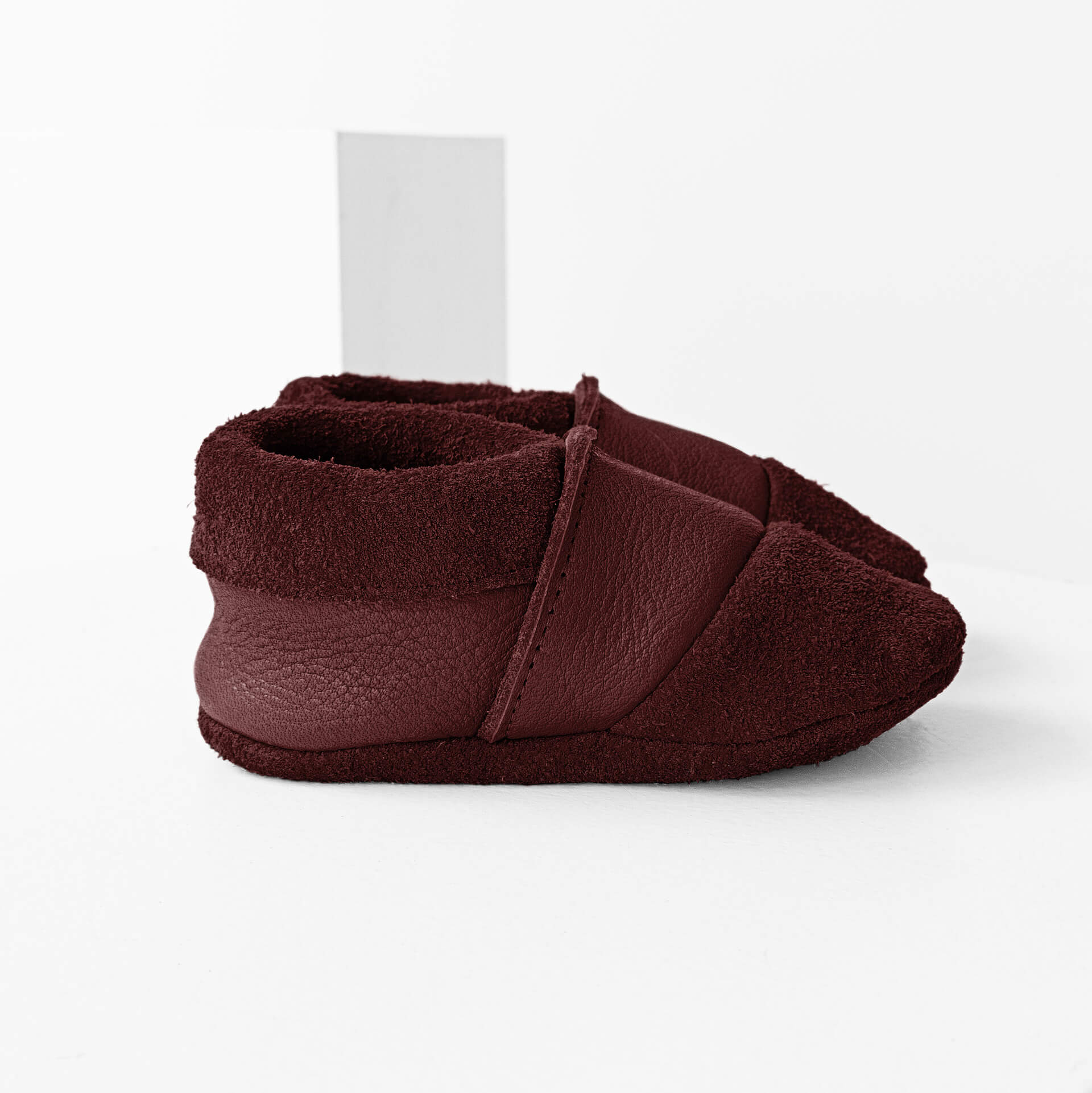 Seitenansicht der Lauflernschuhe MOQ aus nachhaltigem Naturleder in Weinrot