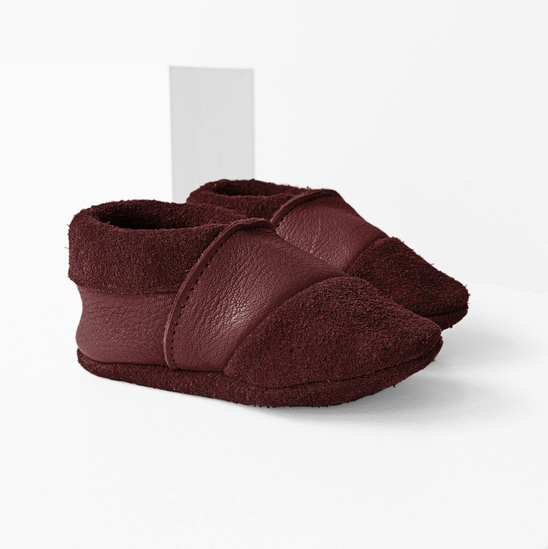 Seitliche Vorderansicht der Lauflernschuhe MOQ aus nachhaltigem Naturleder in Weinrot