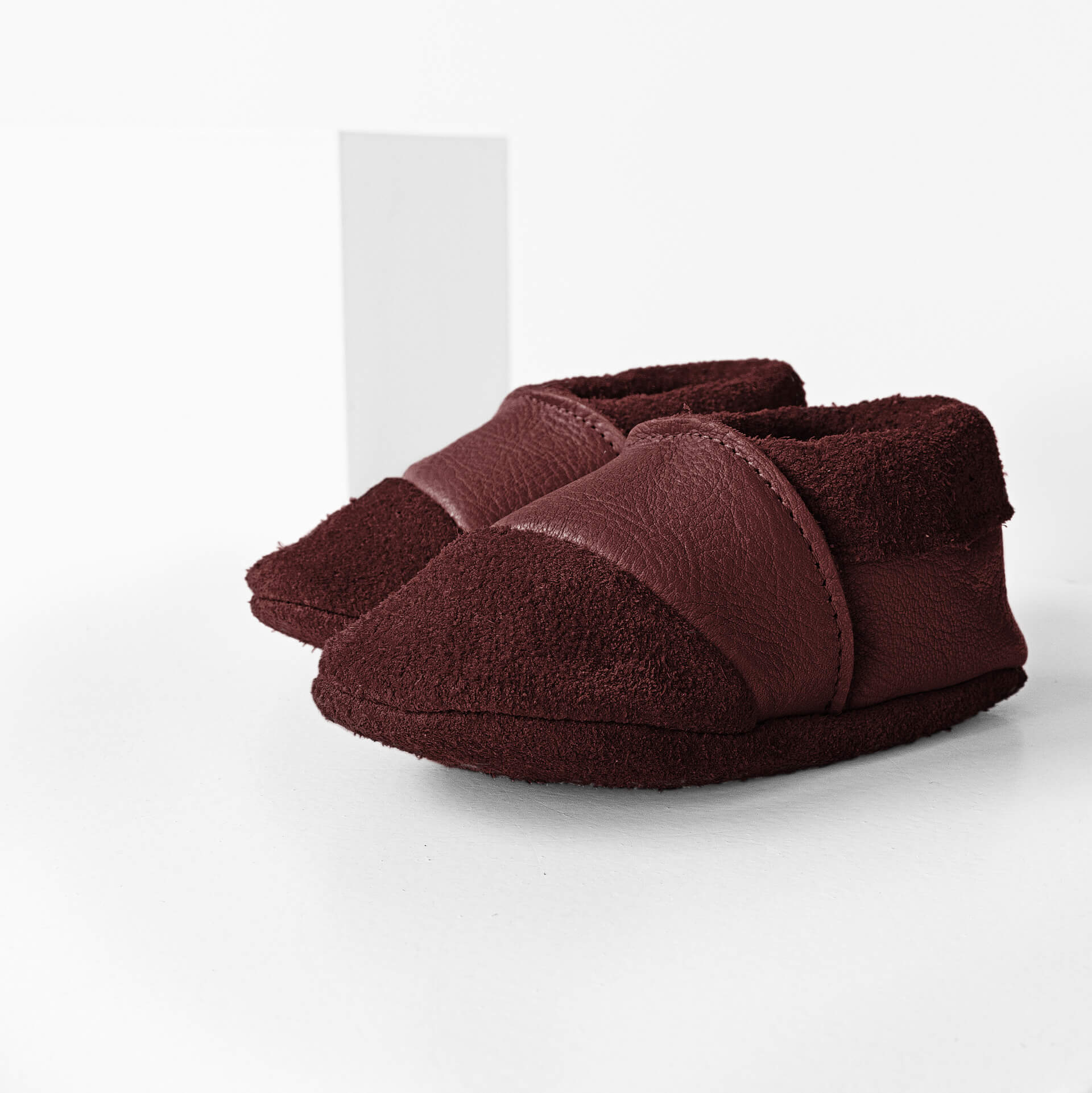 Seitliche Vorderansicht der Lauflernschuhe MOQ aus nachhaltigem Naturleder in Weinrot