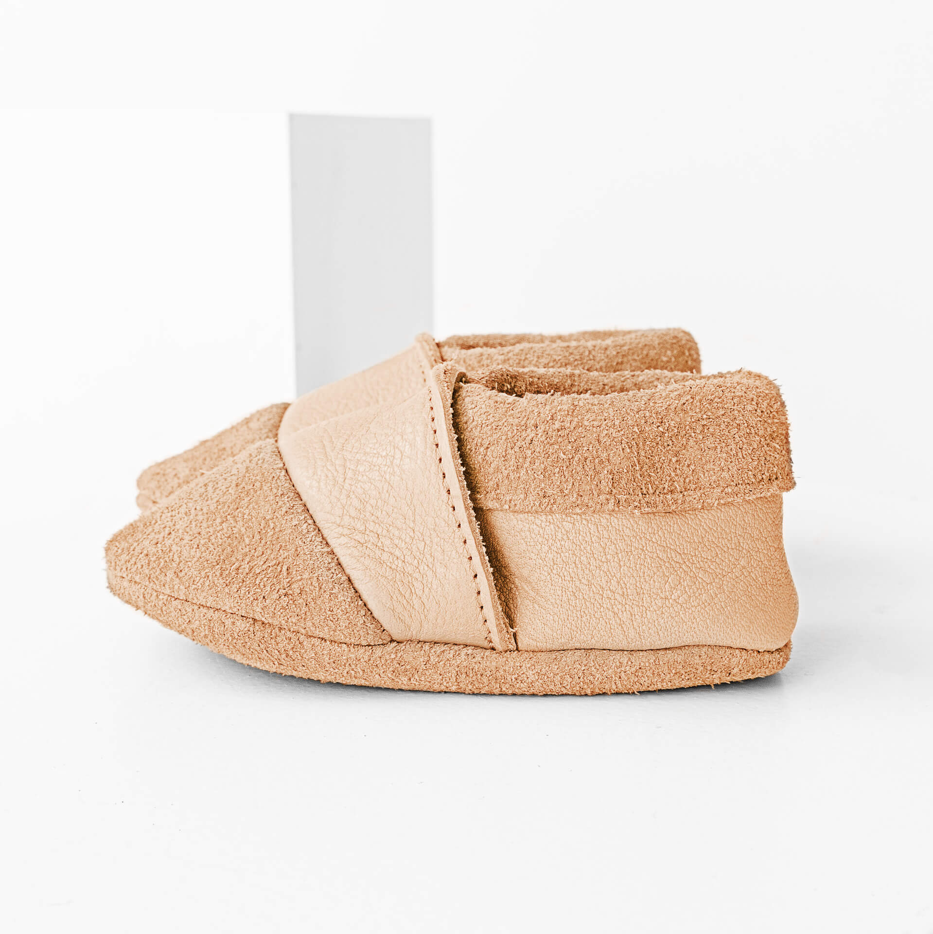 Seitenansicht des Lauflernschuhs MOQ aus nachhaltigem Naturleder in Beige