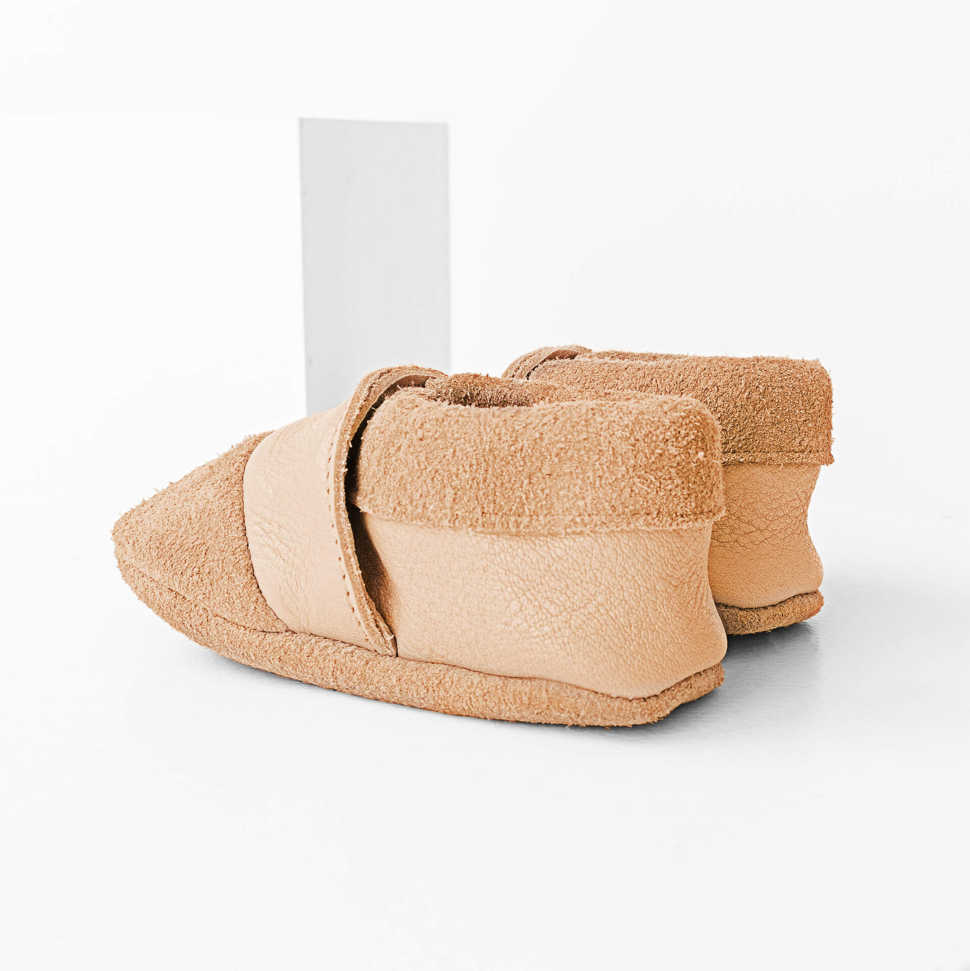 Seitliche Rückansicht der Lauflernschuhe MOQ aus nachhaltigem Naturleder in Beige