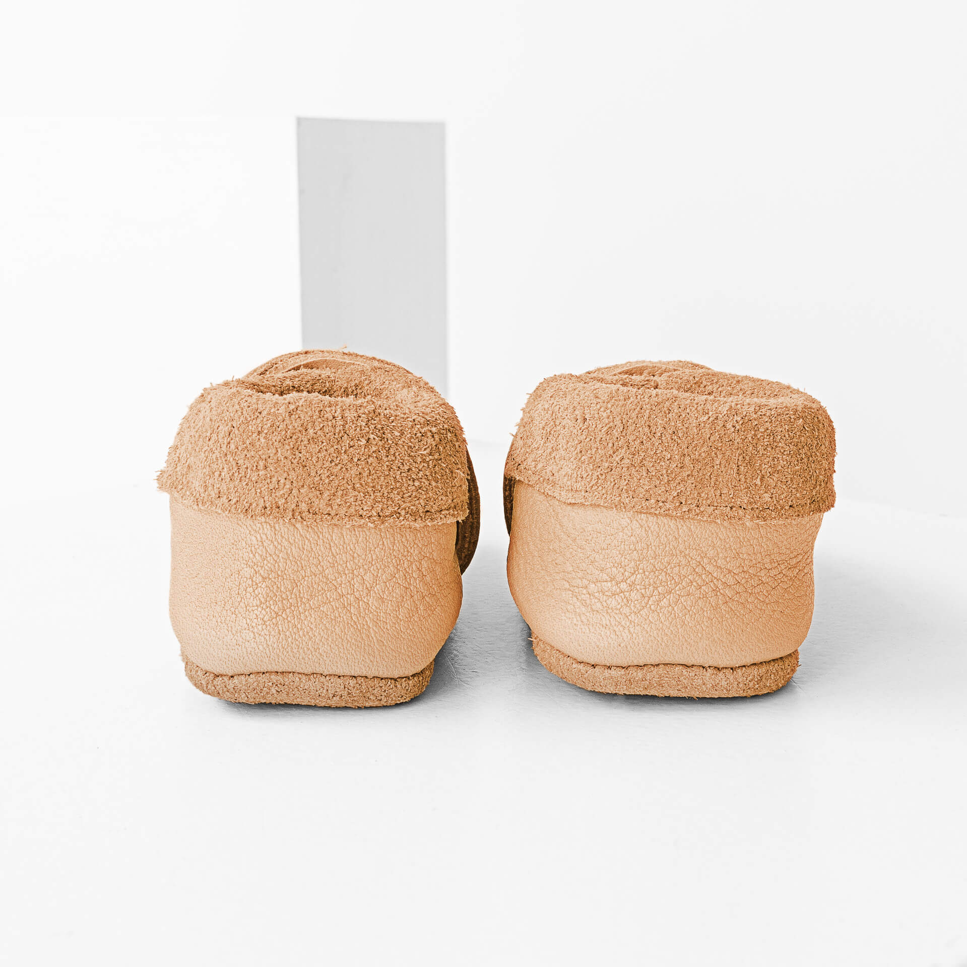 Rückansicht der Lauflernschuhe MOQ aus nachhaltigem Naturleder in Beige