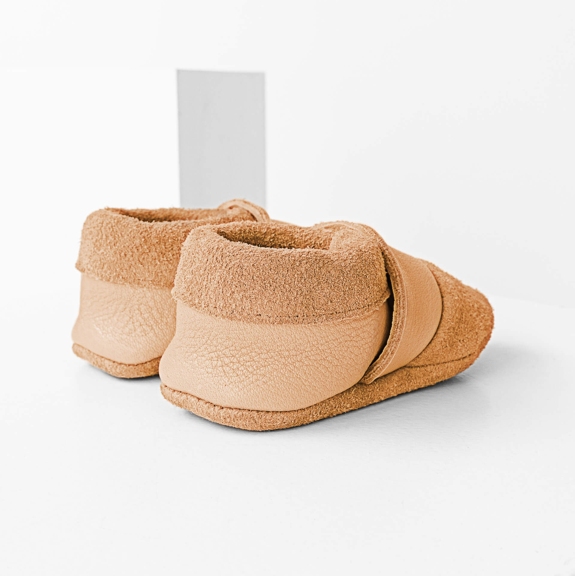 Seitliche Rückansicht der Lauflernschuhe MOQ aus nachhaltigem Naturleder in Beige