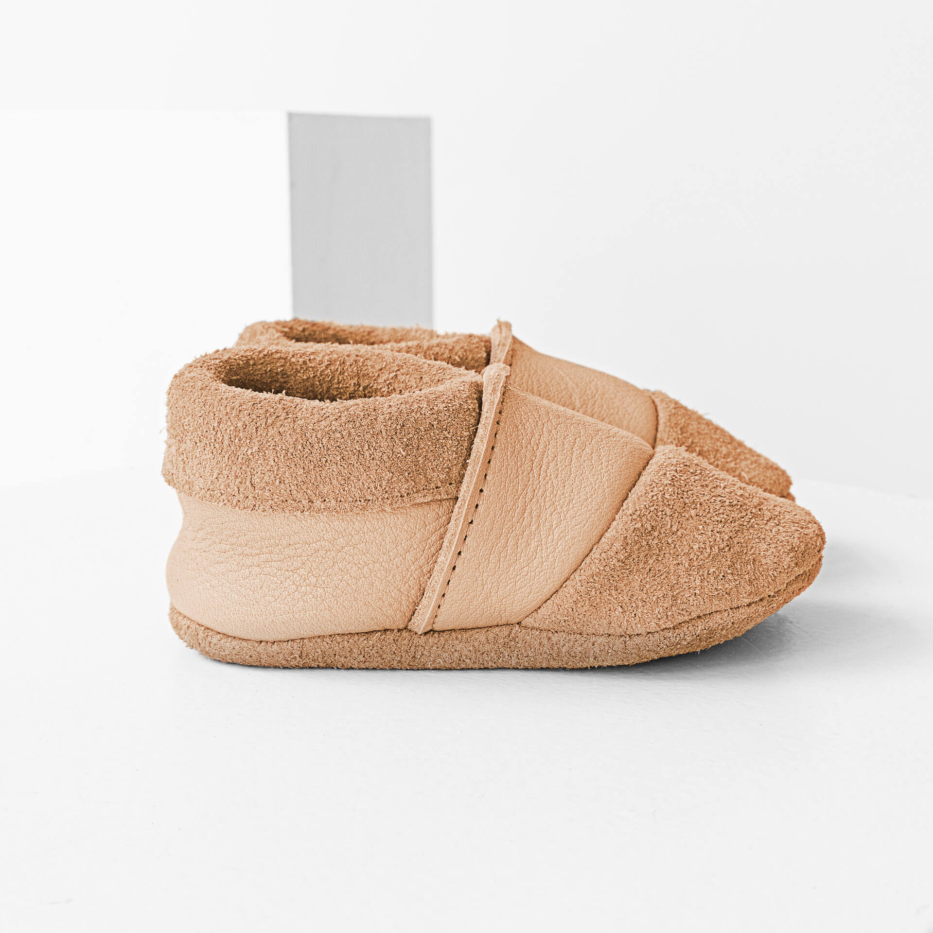 Seitenansicht der Lauflernschuhe MOQ aus nachhaltigem Naturleder in Beige