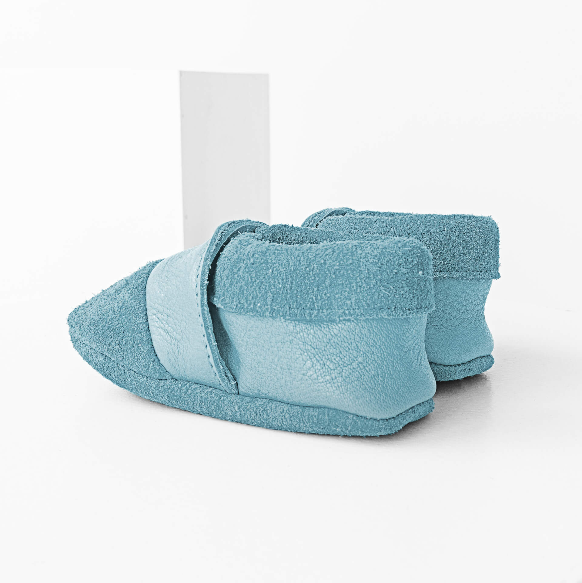 Seitliche Rückansicht der Lauflernschuhe MOQ aus nachhaltigem Naturleder in Hellblau