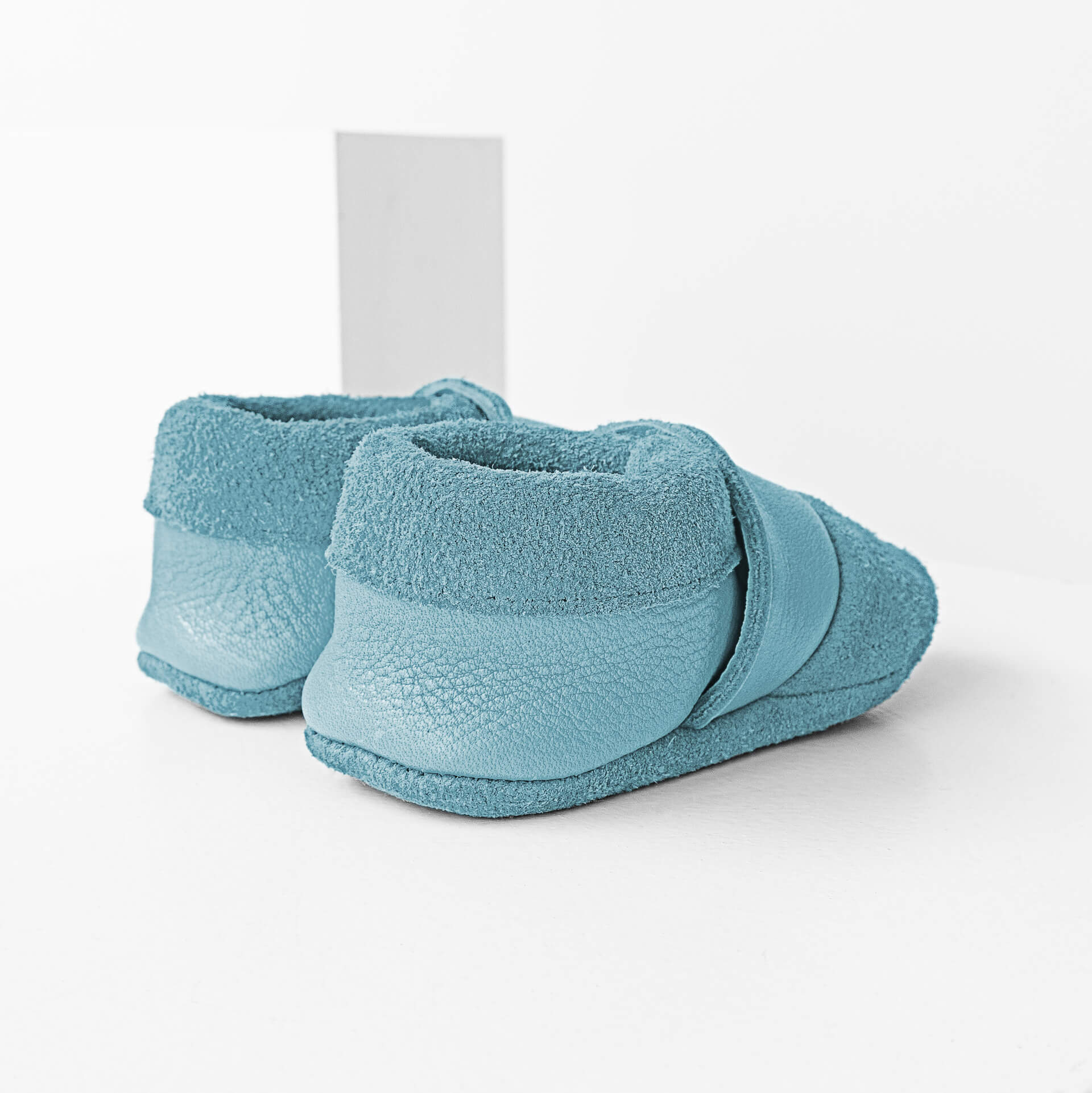 Seitliche Rückansicht der Lauflernschuhe MOQ aus nachhaltigem Naturleder in Hellblau