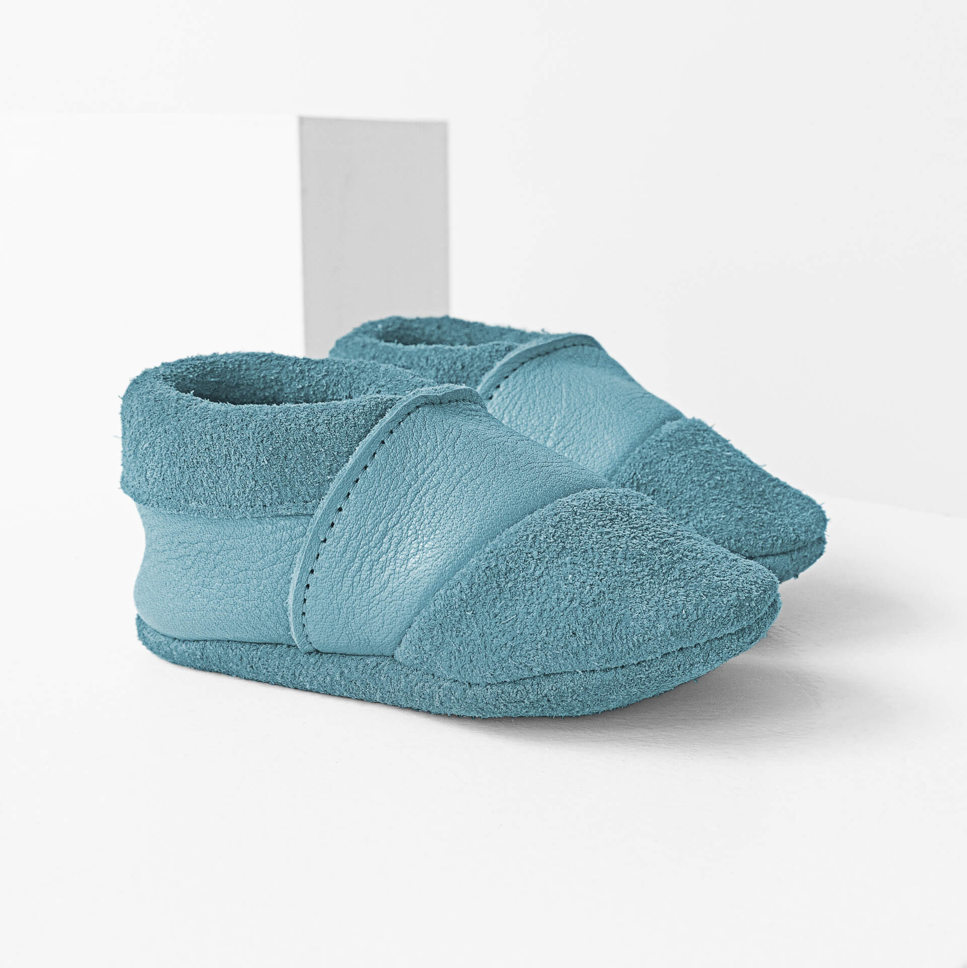 Seitliche Vorderansicht der Lauflernschuhe MOQ aus nachhaltigem Naturleder in Hellblau