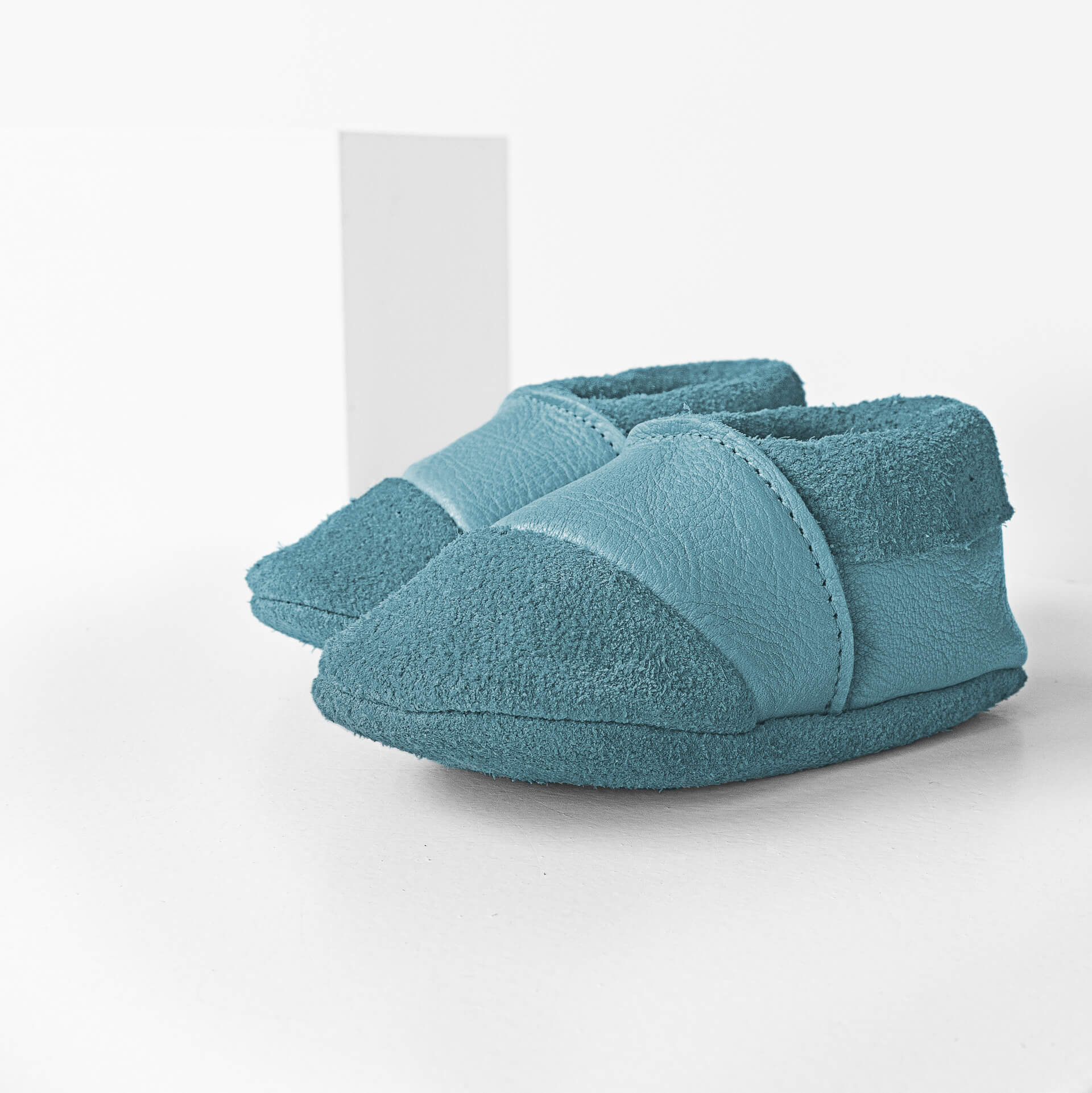 Seitliche Vorderansicht der Lauflernschuhe MOQ aus nachhaltigem Naturleder in Hellblau