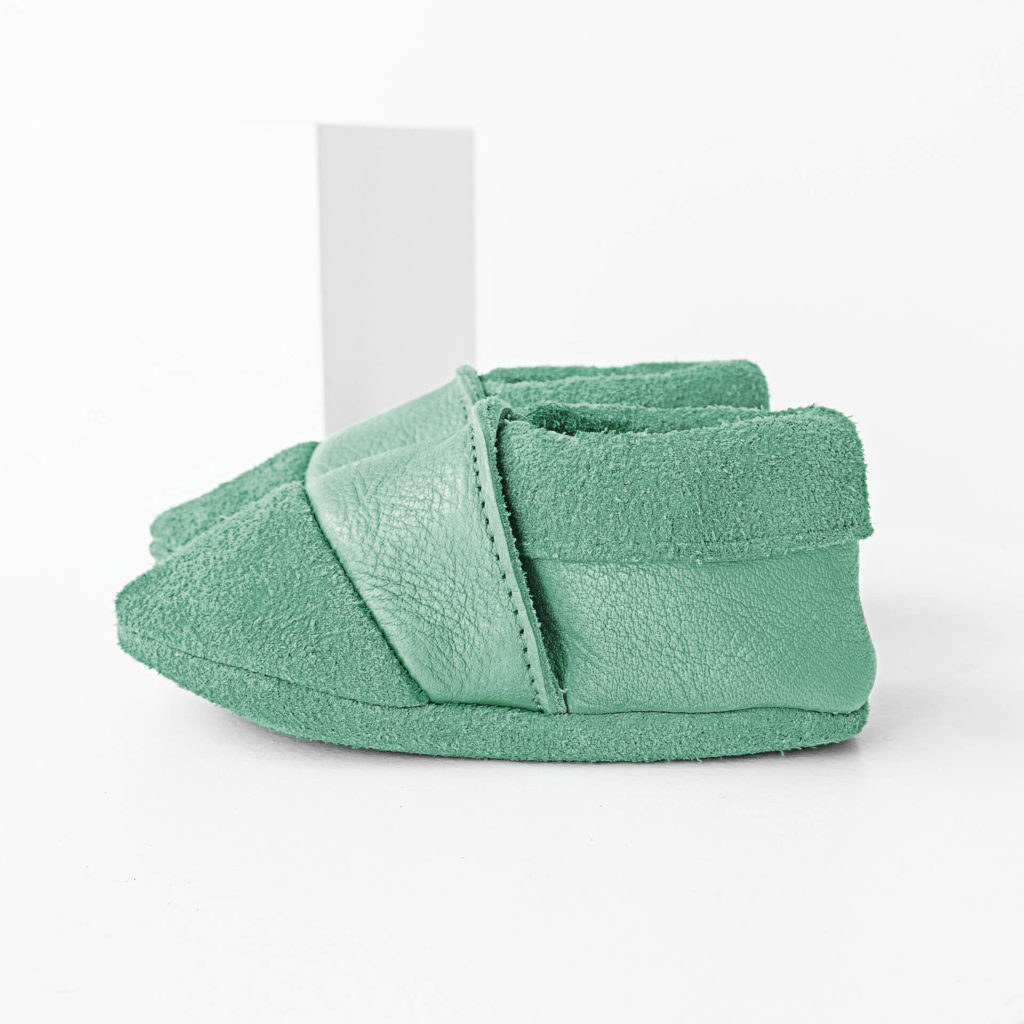 Seitenansicht der Lauflernschuhe MOQ aus nachhaltigem Naturleder in Mint