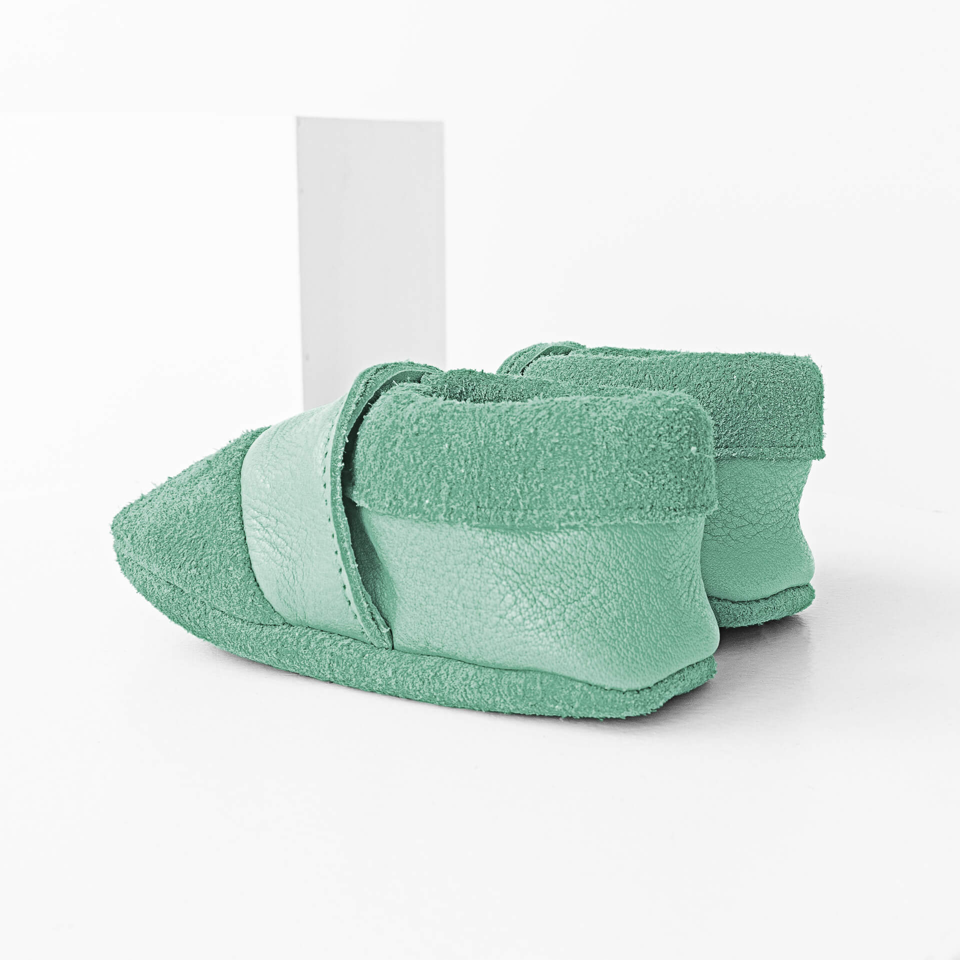 Seitliche Rückansicht der Lauflernschuhe MOQ aus nachhaltigem Naturleder in Mint