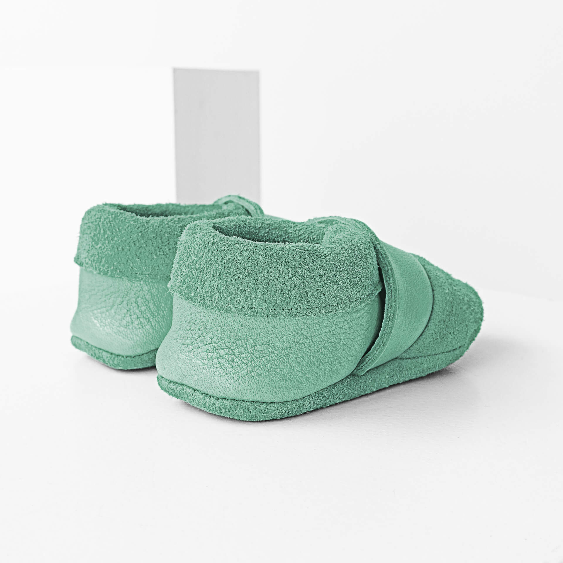 Seitliche Rückansicht der Lauflernschuhe MOQ aus nachhaltigem Naturleder in Mint