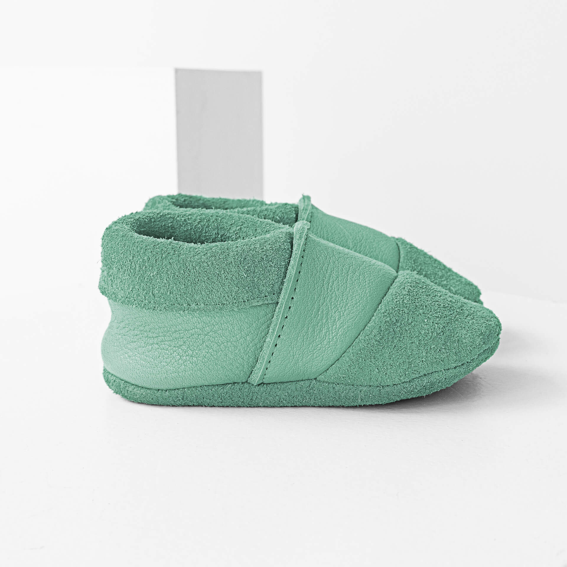 Seitenansicht der Lauflernschuhe MOQ aus nachhaltigem Naturleder in Mint