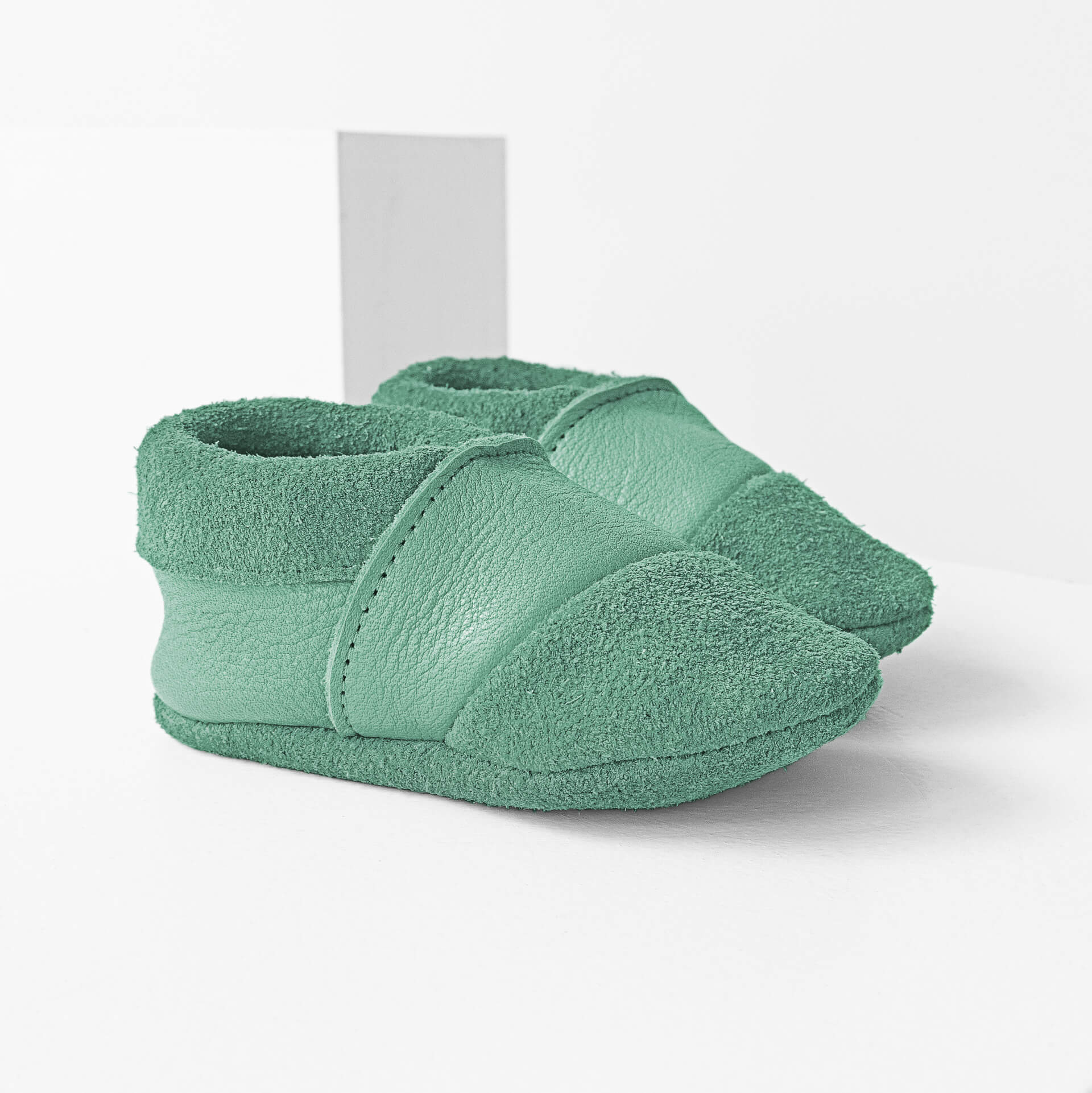 Seitliche Vorderansicht der Lauflernschuhe MOQ aus nachhaltigem Naturleder in Mint