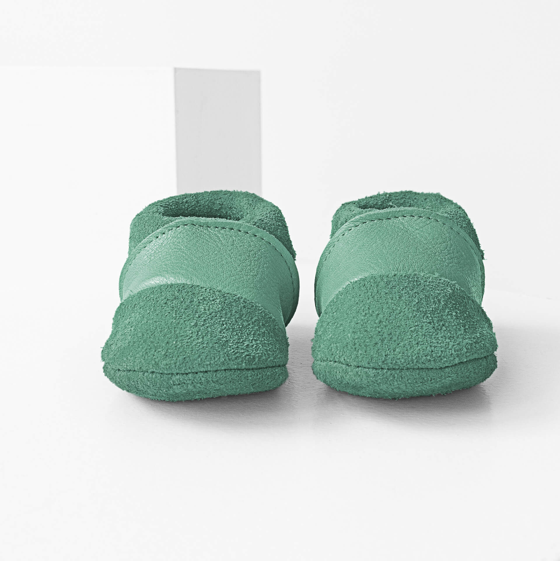 Vorderansicht der Lauflernschuhe MOQ aus nachhaltigem Naturleder in Mint