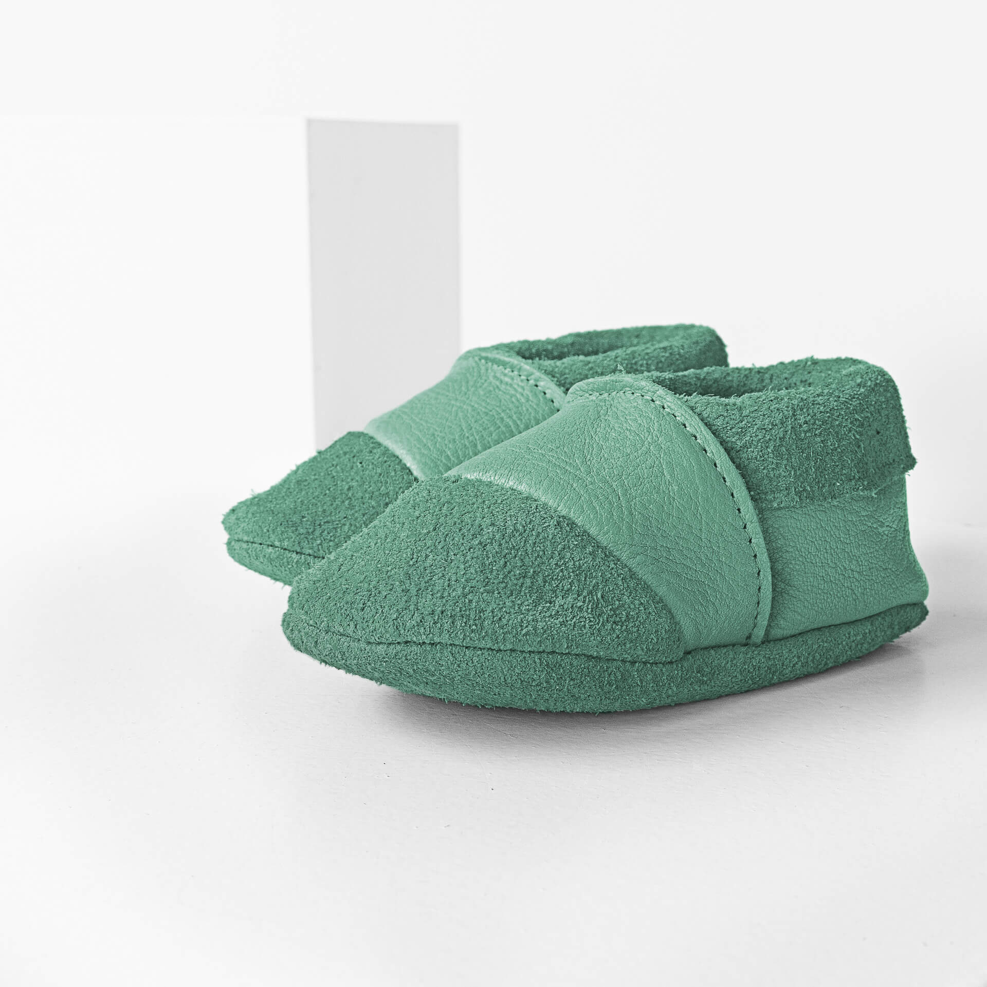 Seitliche Vorderansicht der Lauflernschuhe MOQ aus nachhaltigem Naturleder in Mint