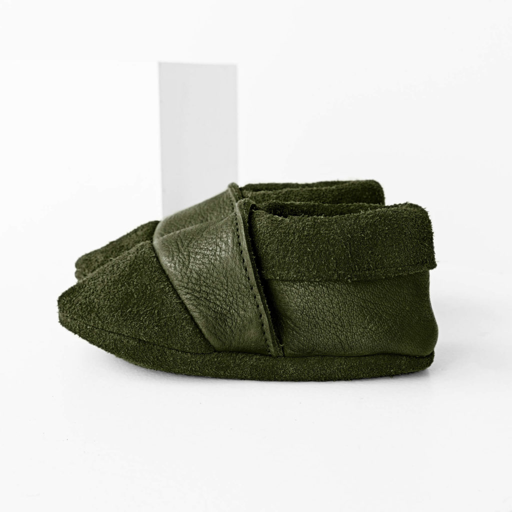 Seitenansicht der Lauflernschuhe MOQ aus nachhaltigem Naturleder in Oliv