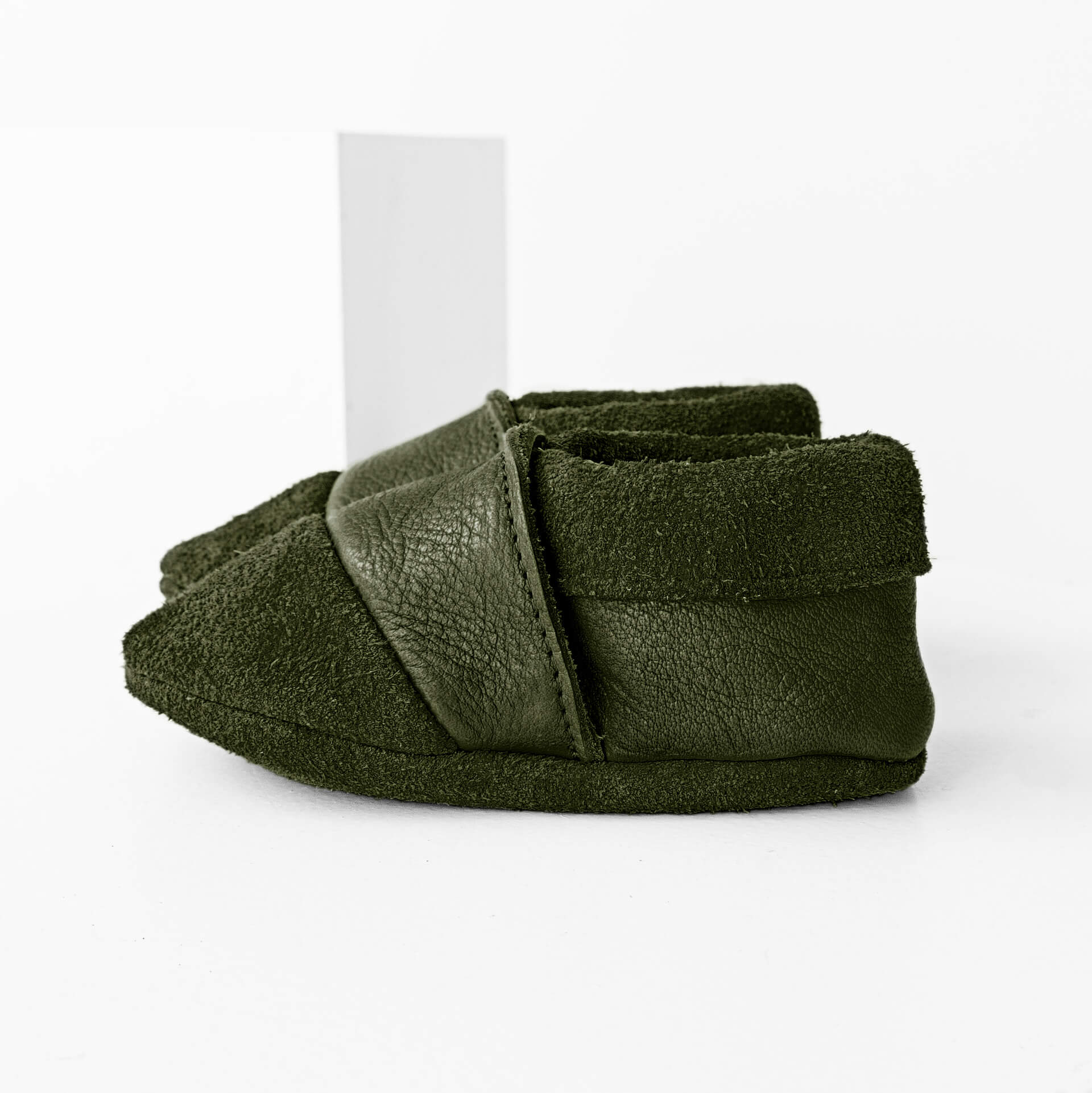 Seitenansicht der Lauflernschuhe MOQ aus nachhaltigem Naturleder in Oliv