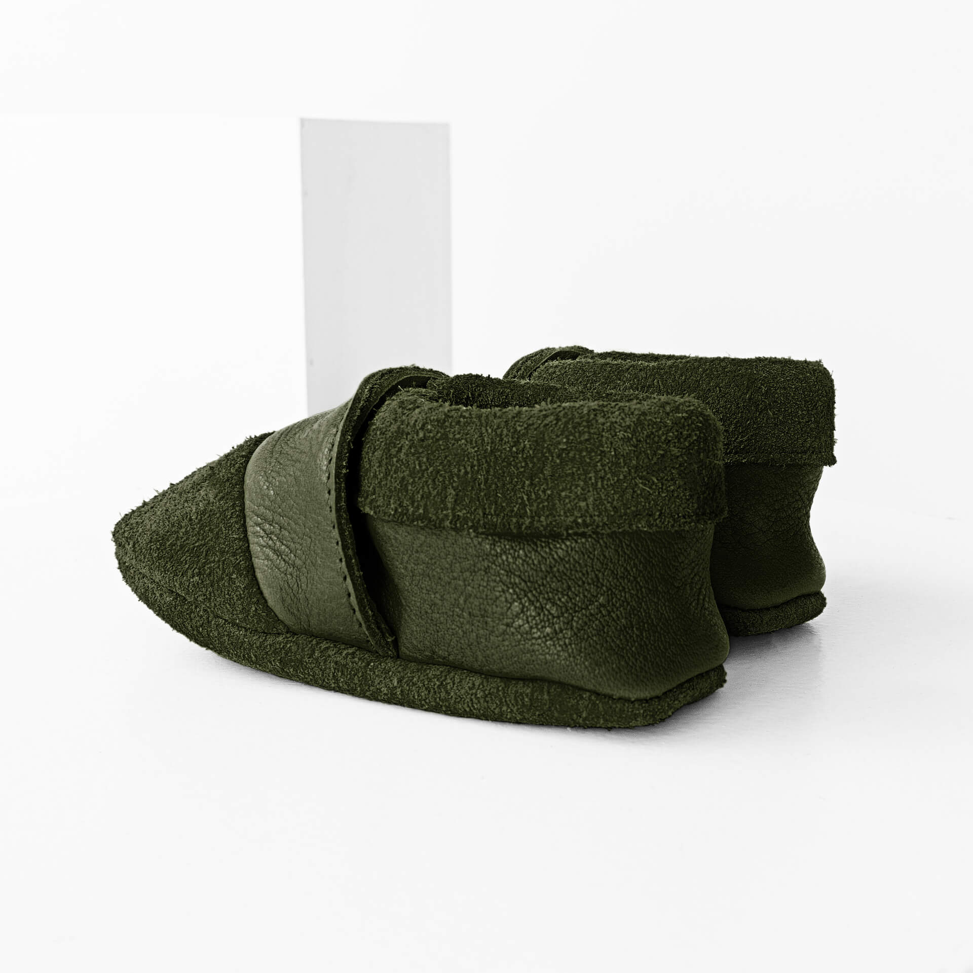 Seitliche Rückansicht der Lauflernschuhe MOQ aus nachhaltigem Naturleder in Oliv