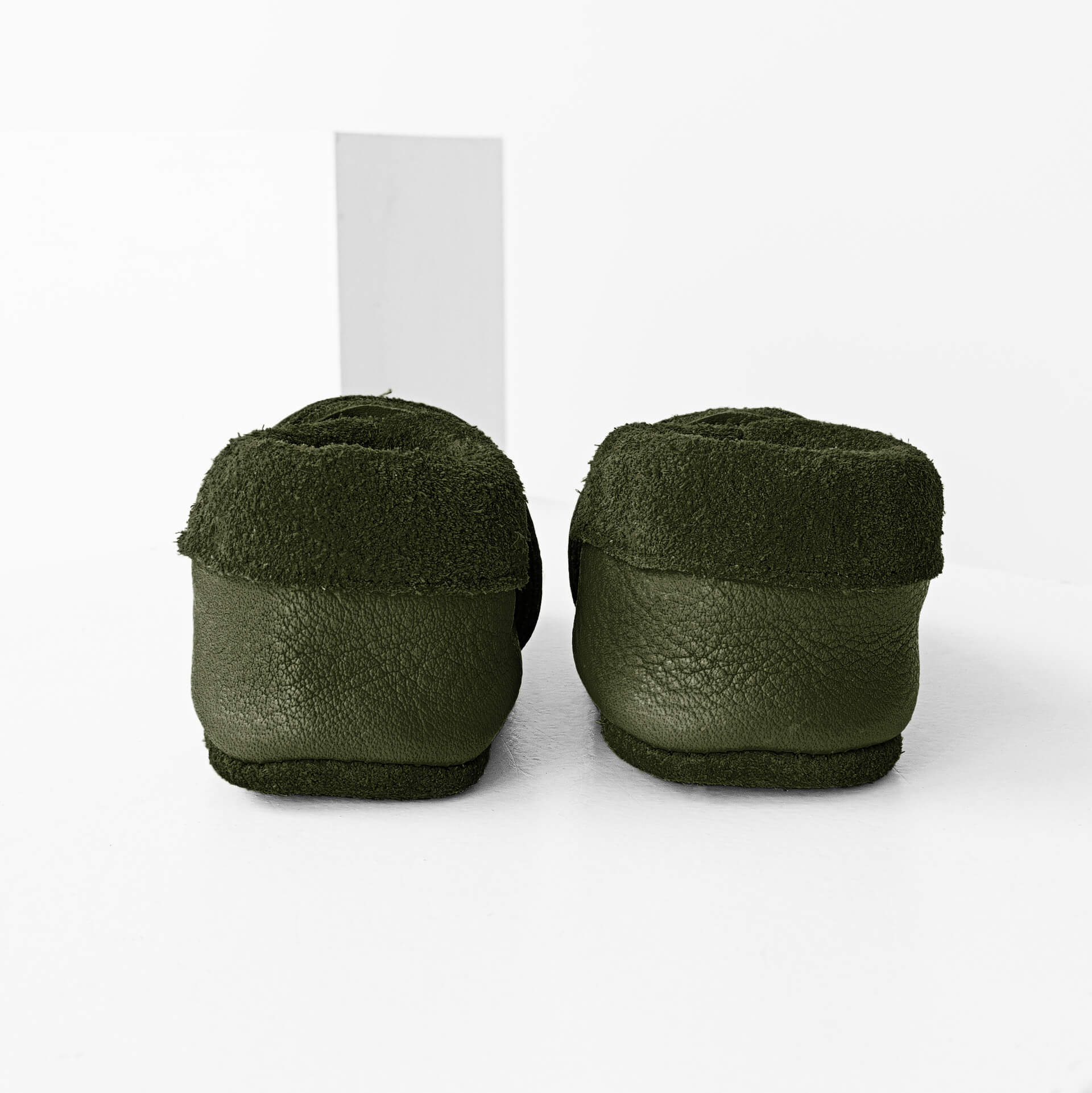 Rückansicht der Lauflernschuhe MOQ aus nachhaltigem Naturleder in Oliv