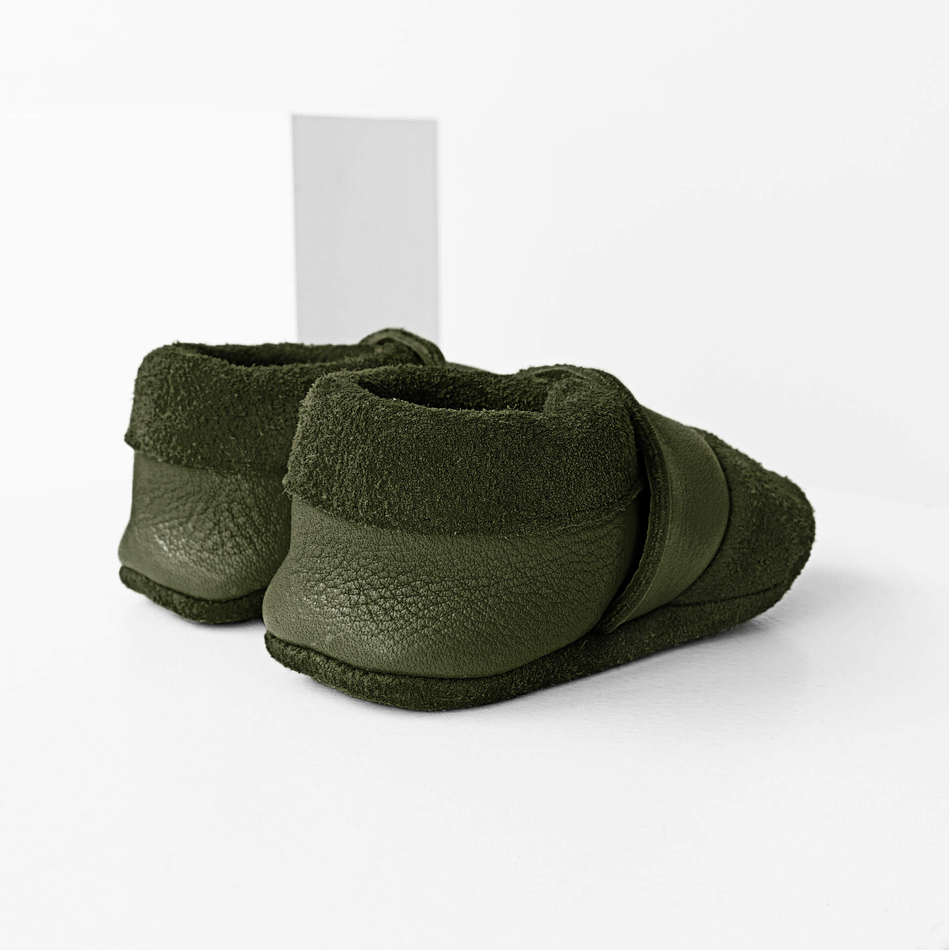 Seitliche Rückansicht der Lauflernschuhe MOQ aus nachhaltigem Naturleder in Oliv