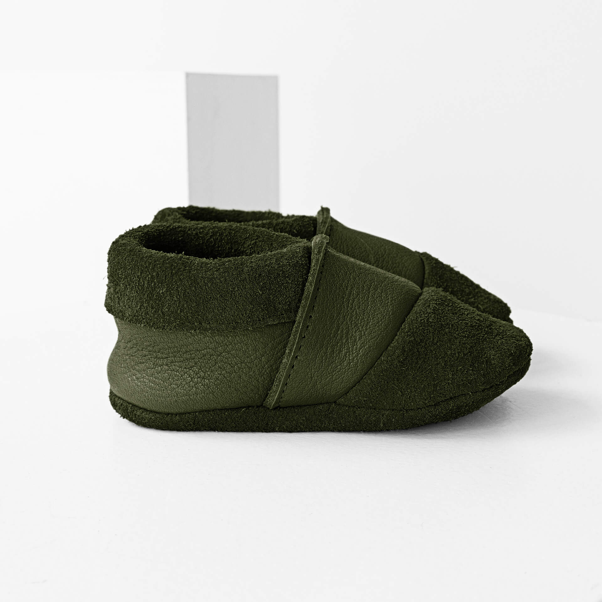 Seitenansicht der Lauflernschuhe MOQ aus nachhaltigem Naturleder in Oliv