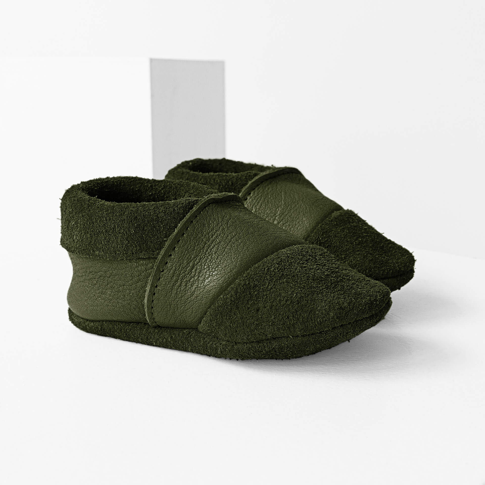 Seitliche Vorderansicht der Lauflernschuhe MOQ aus nachhaltigem Naturleder in Oliv