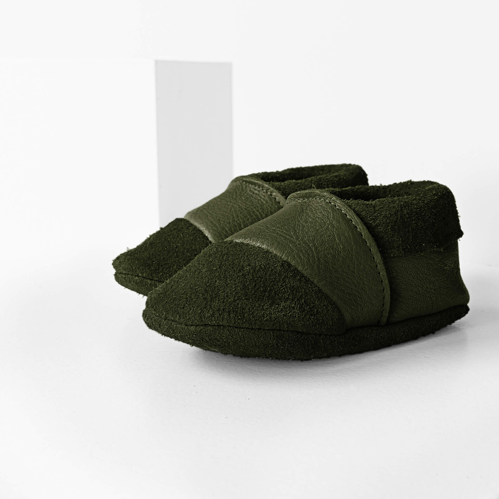 Seitliche Vorderansicht der Lauflernschuhe MOQ aus nachhaltigem Naturleder in Oliv