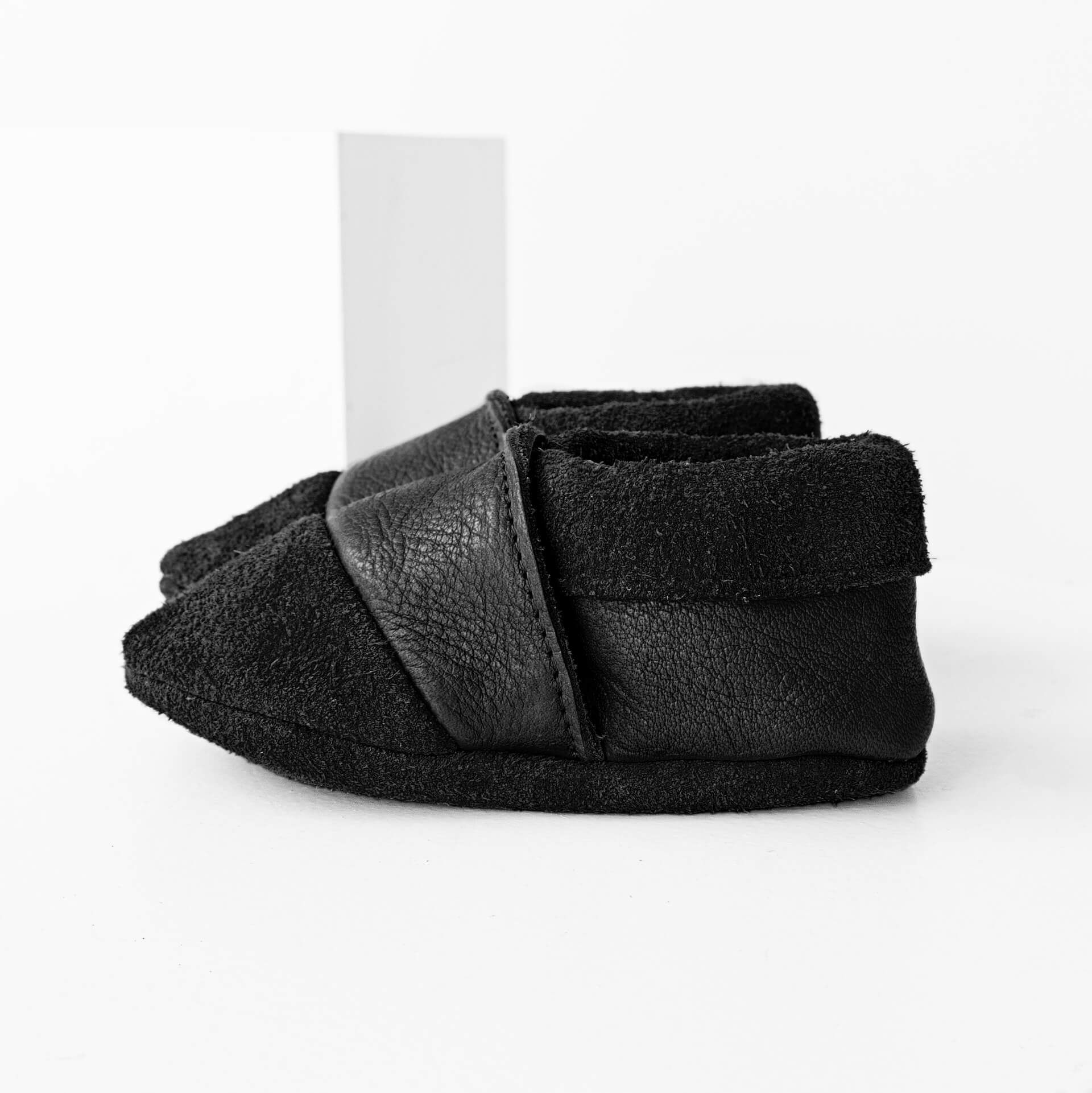 Seitenansicht der Lauflernschuhe MOQ aus nachhaltigem Naturleder in Schwarz