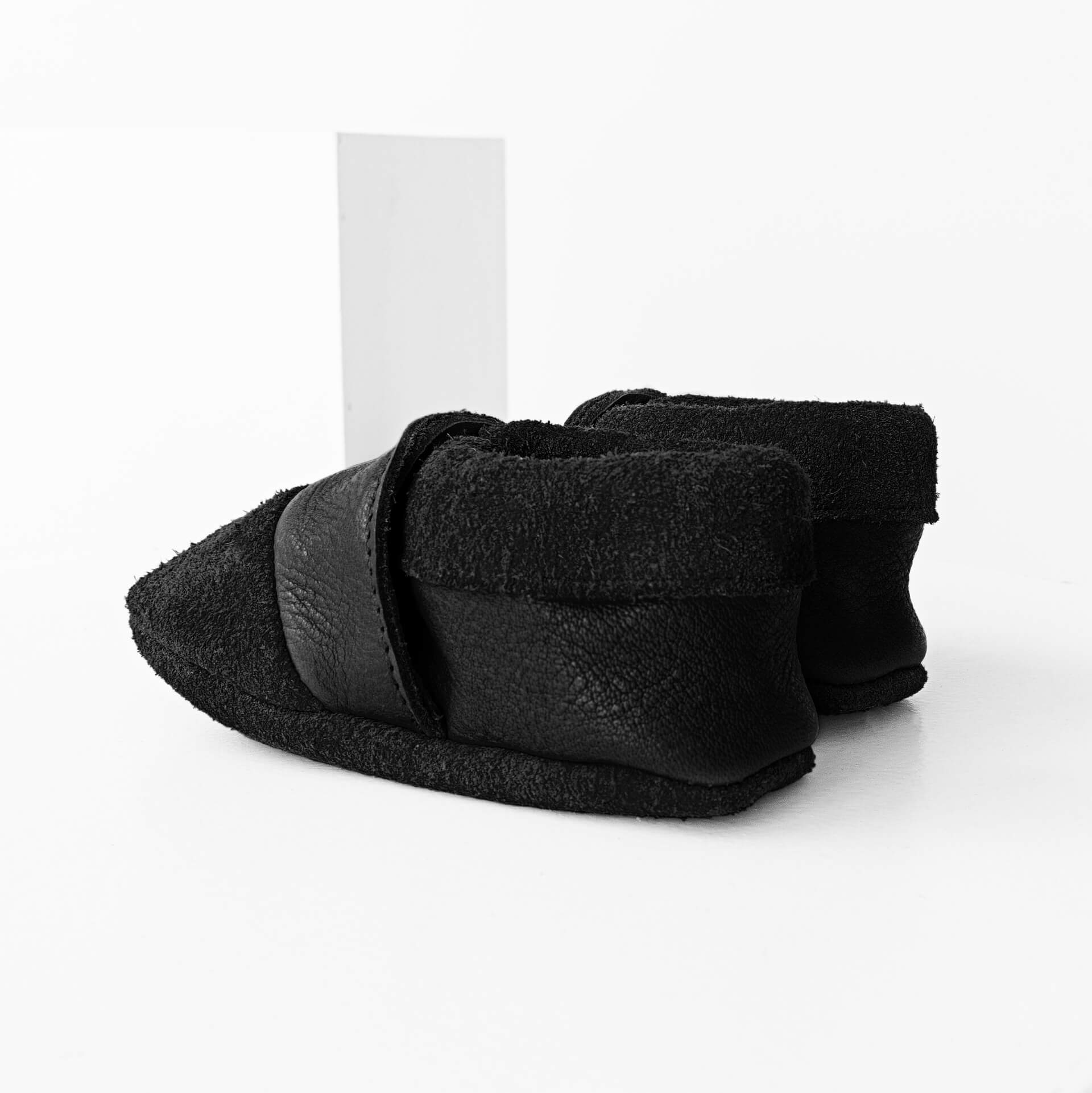 Seitliche Rückansicht der Lauflernschuhe MOQ aus nachhaltigem Naturleder in Schwarz