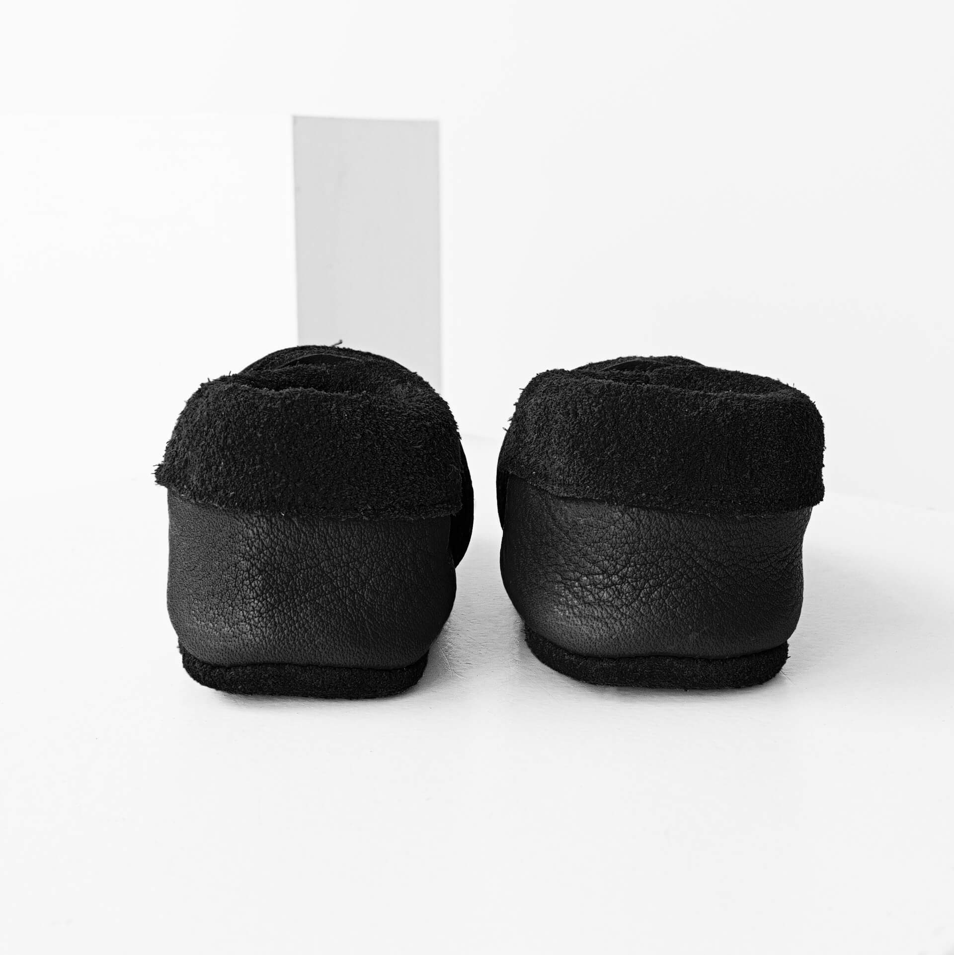 Rückansicht der Lauflernschuhe MOQ aus nachhaltigem Naturleder in Schwarz