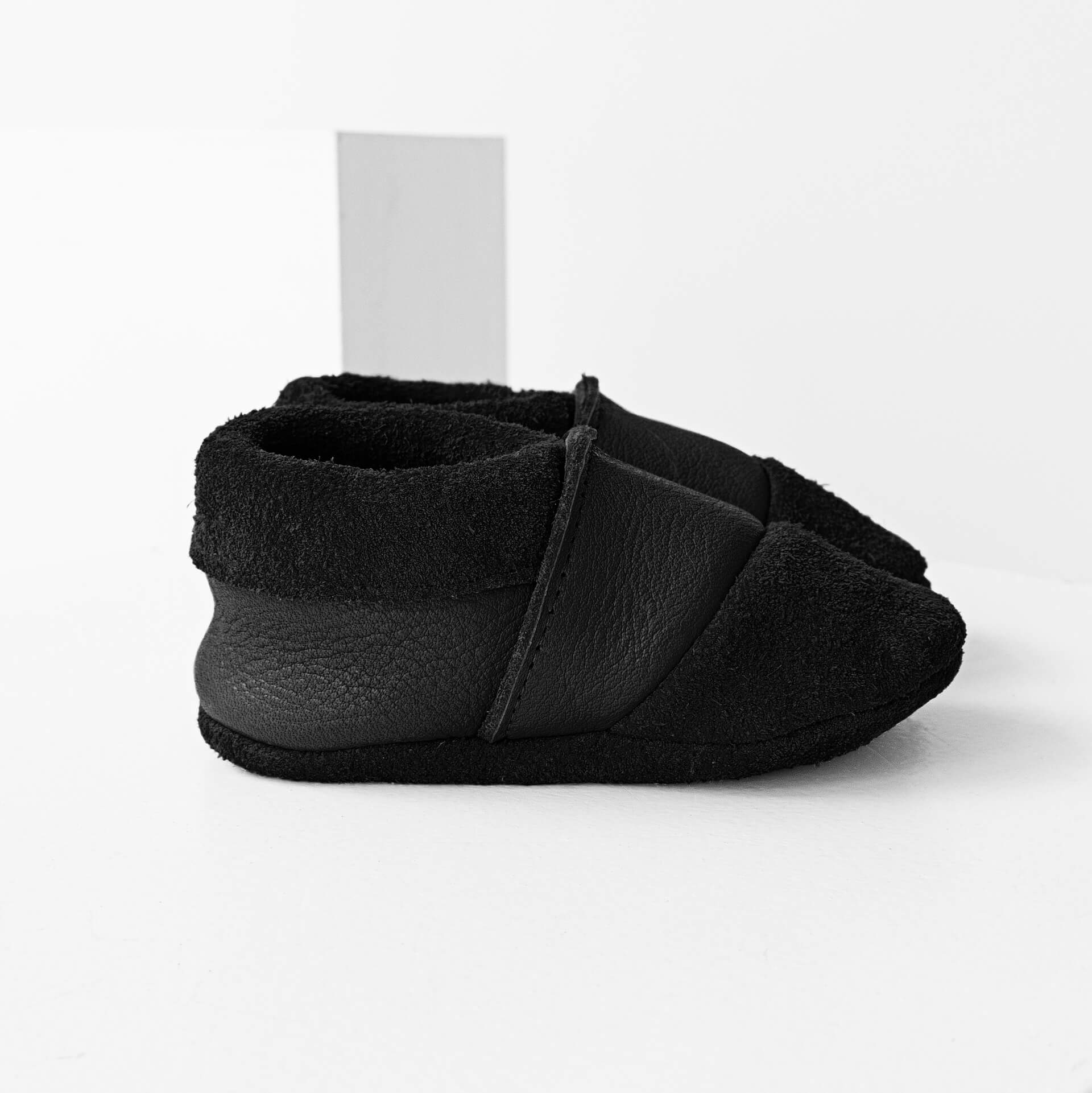 Seitenansicht der Lauflernschuhe MOQ aus nachhaltigem Naturleder in Schwarz