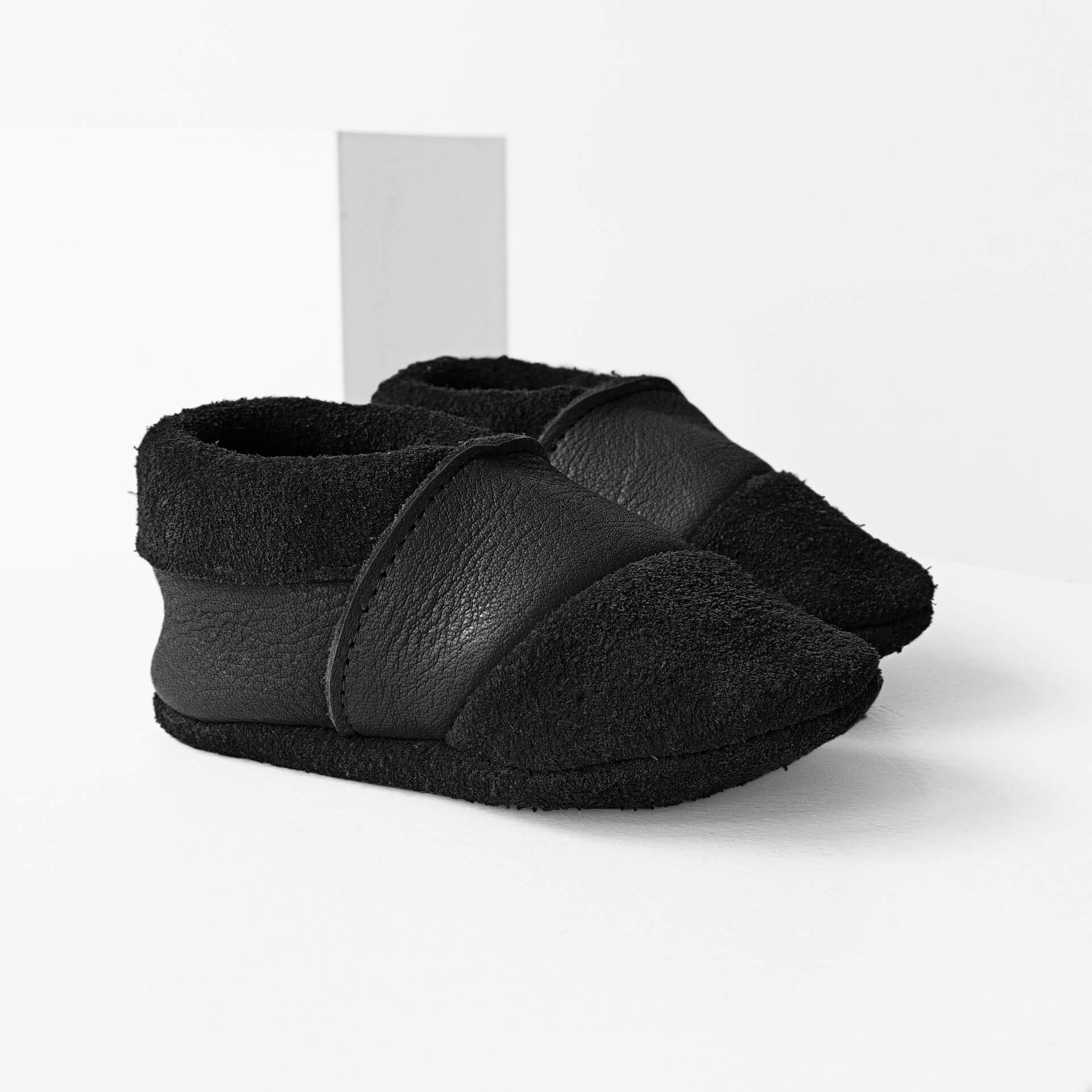 Seitliche Vorderansicht der Lauflernschuhe MOQ aus nachhaltigem Naturleder in Schwarz